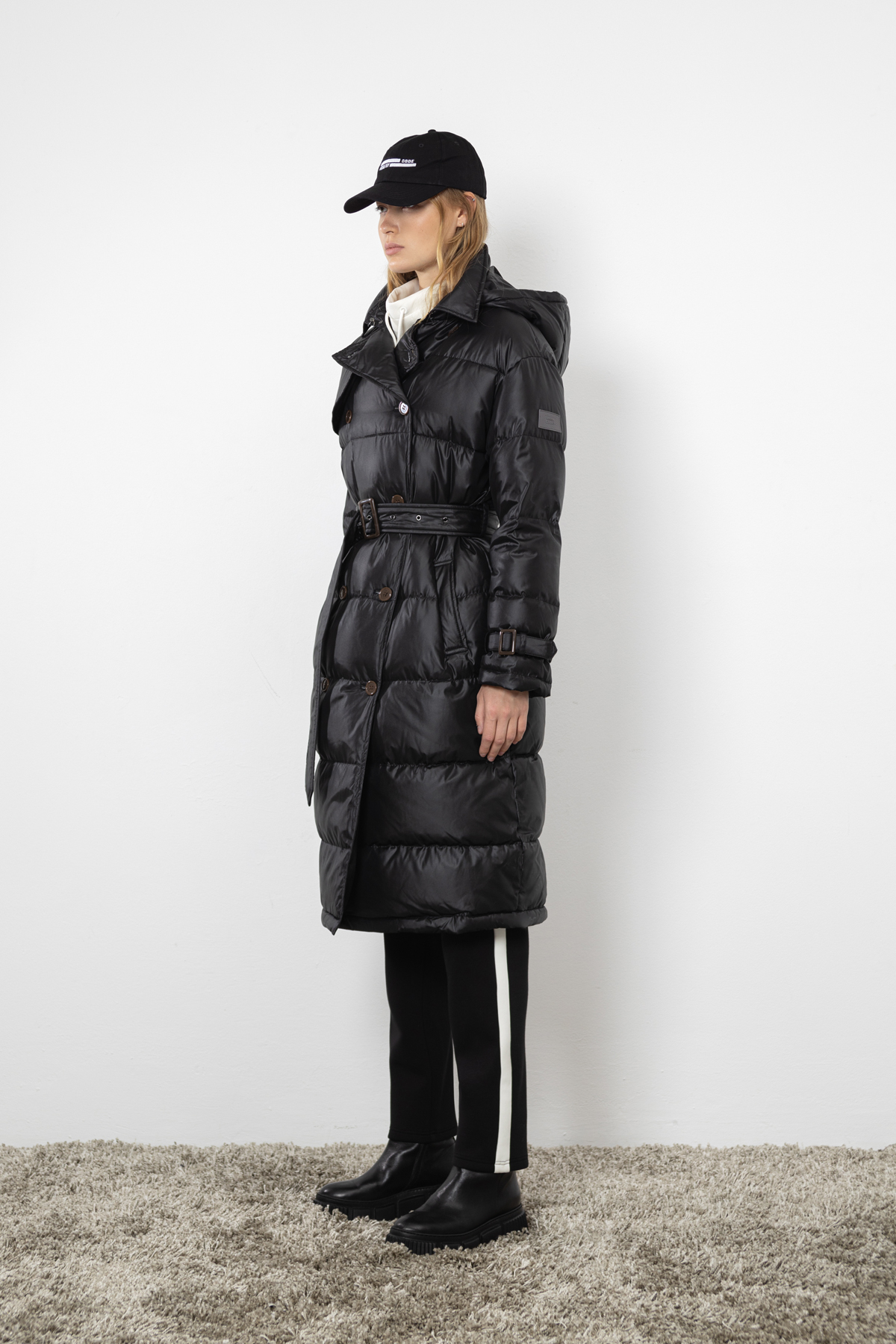 Пальто на молнии с капюшоном на кнопках VASSA CODE, пол женский, цвет черный