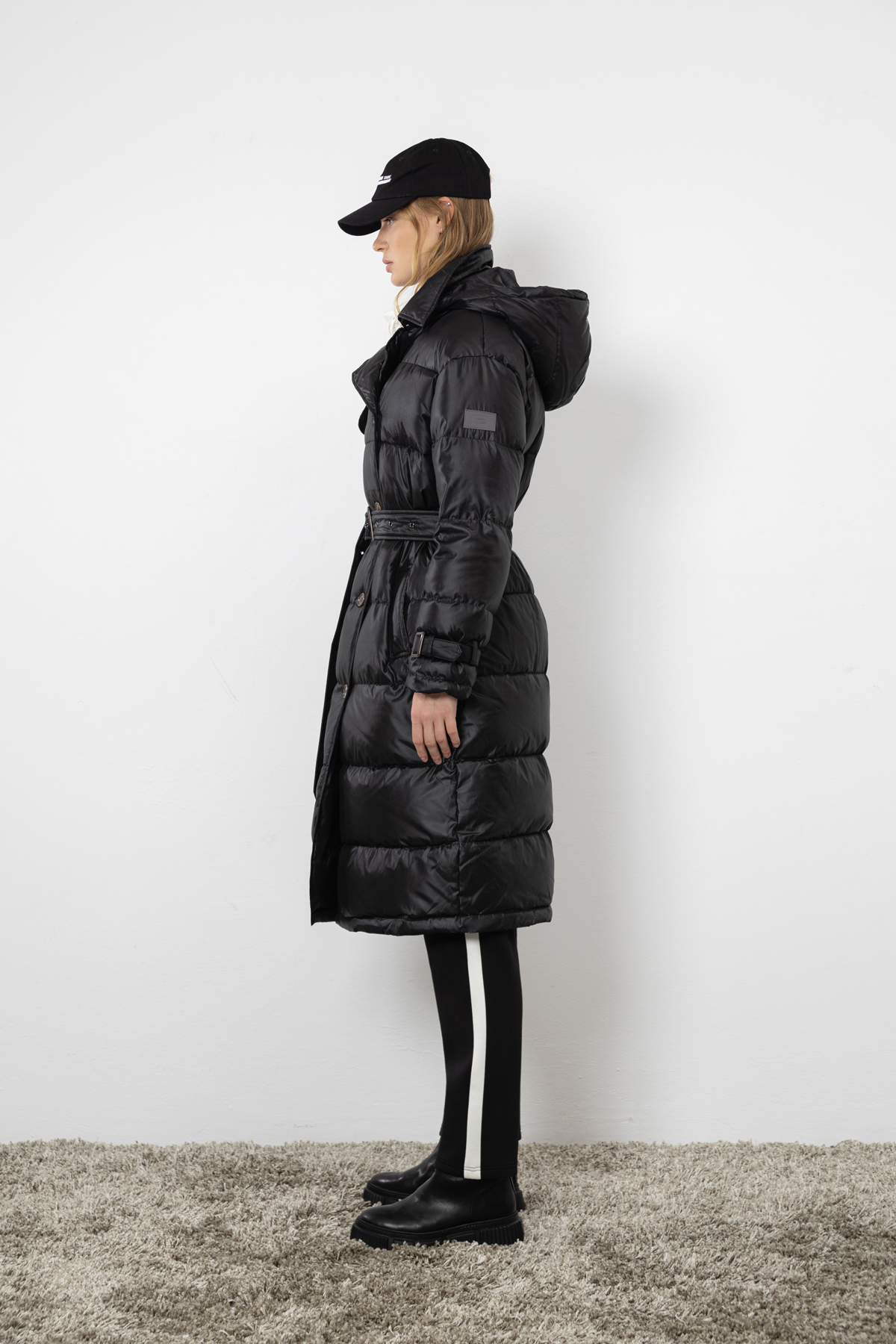 Пальто на молнии с капюшоном на кнопках VASSA CODE, пол женский, цвет черный