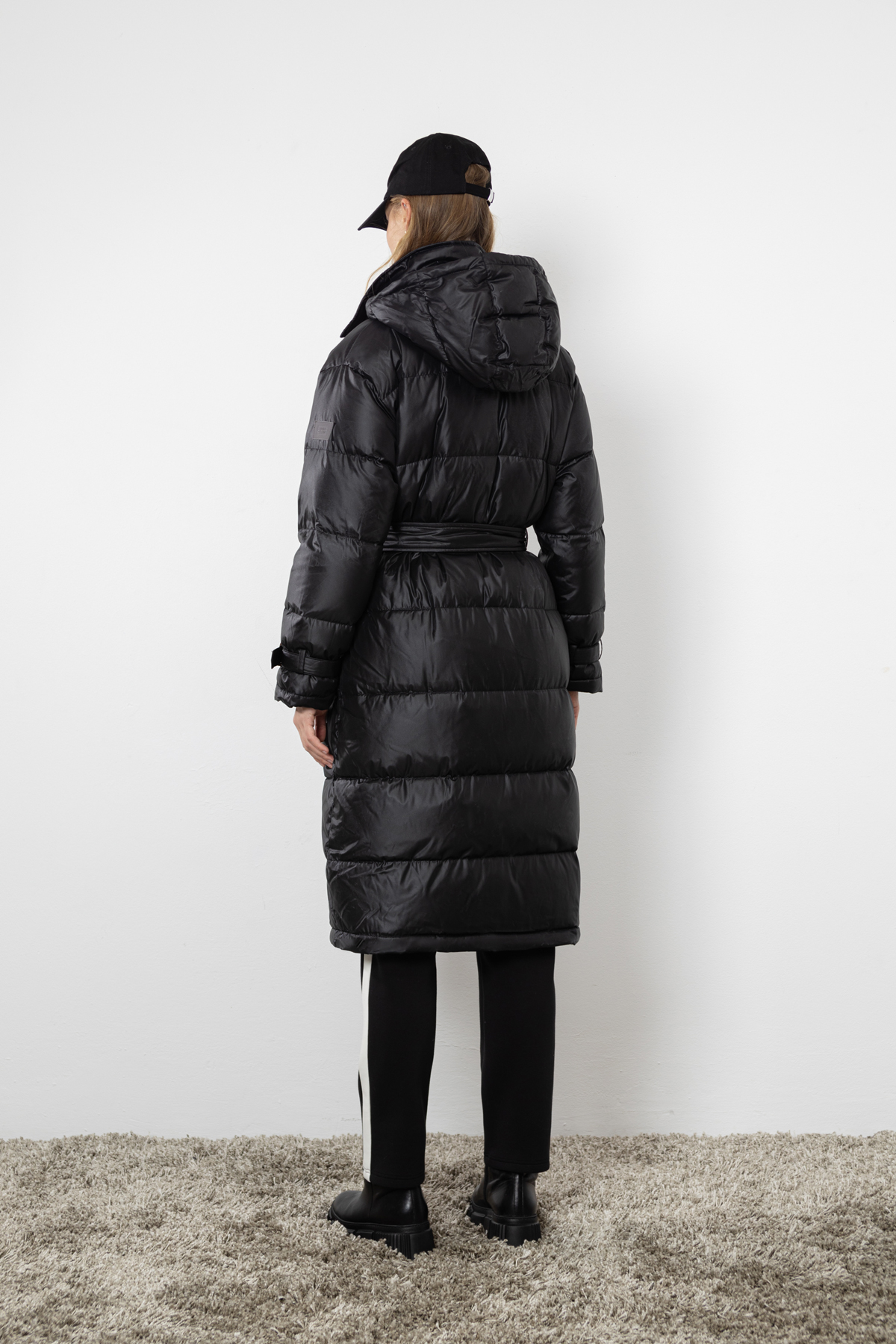 Пальто на молнии с капюшоном на кнопках VASSA CODE, пол женский, цвет черный