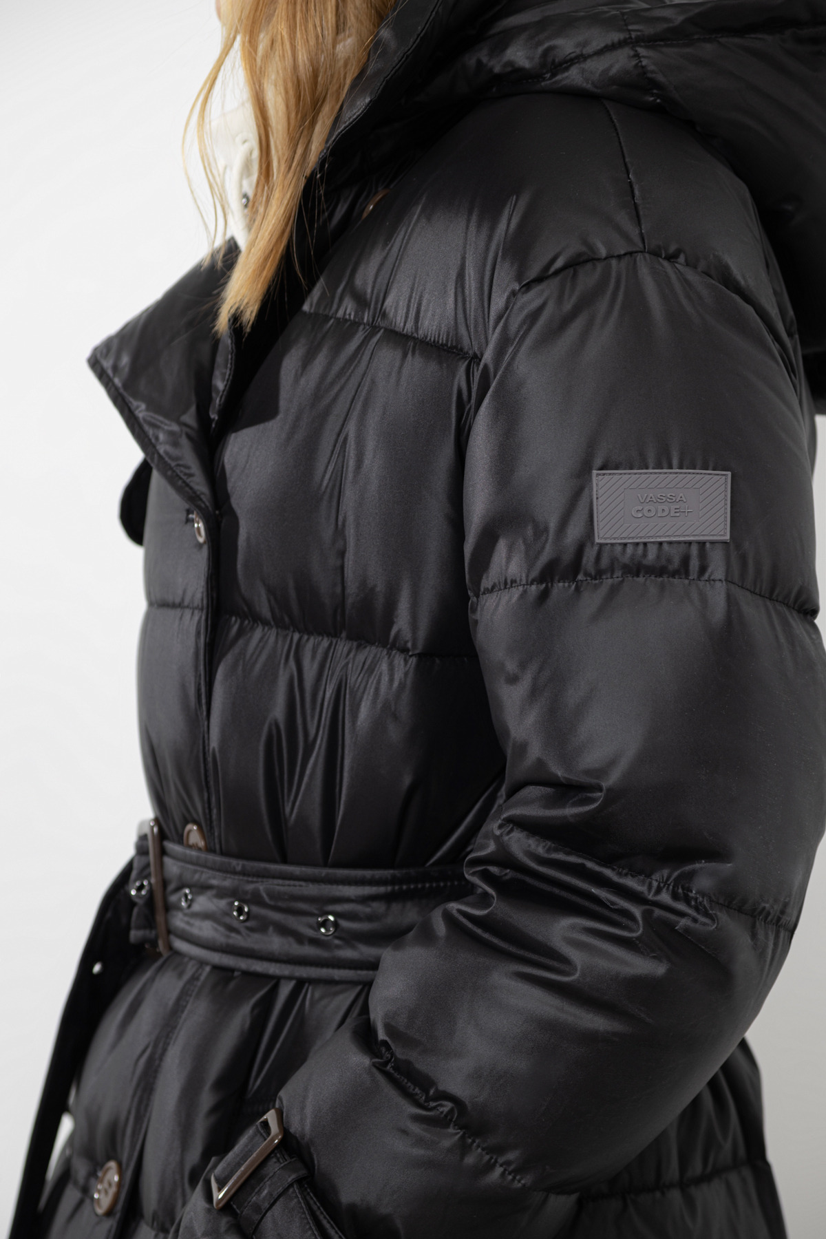 Пальто на молнии с капюшоном на кнопках VASSA CODE, пол женский, цвет черный