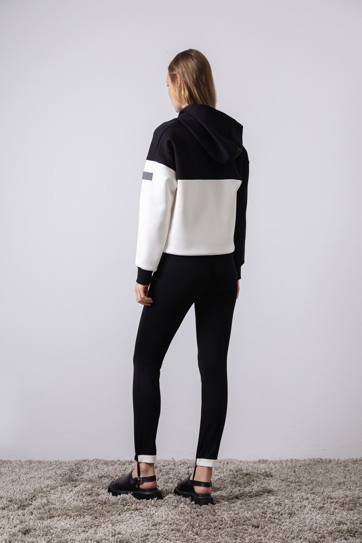 Брюки - леггинсы VASSA CODE, пол женский, цвет черный