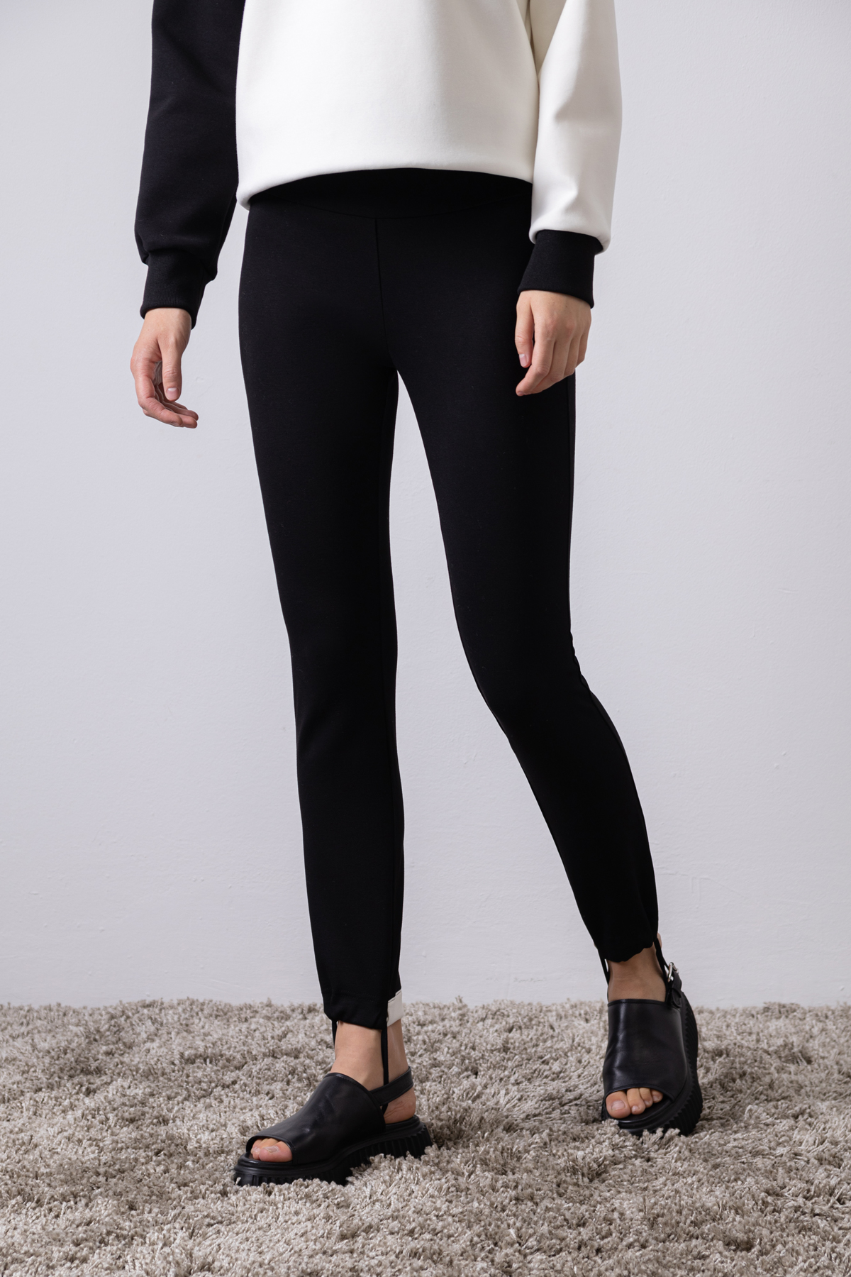 Брюки - леггинсы VASSA CODE, пол женский, цвет черный