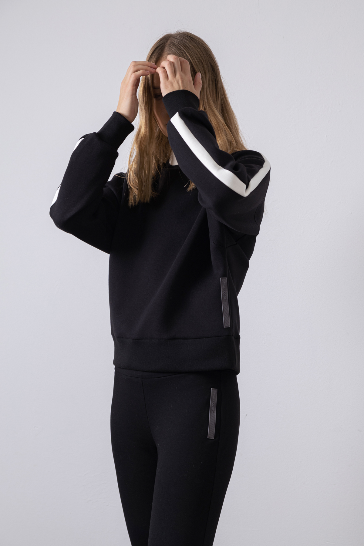 Свитшот с контрастными вставками , пол женский, цвет черный