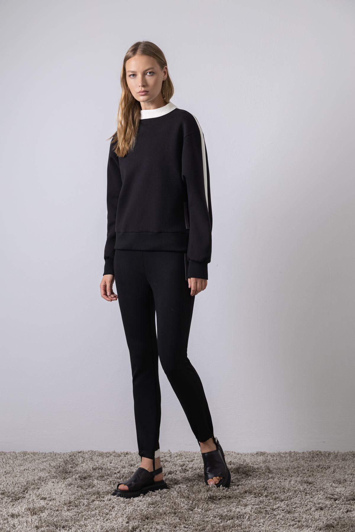 Свитшот с контрастными вставками , пол женский, цвет черный