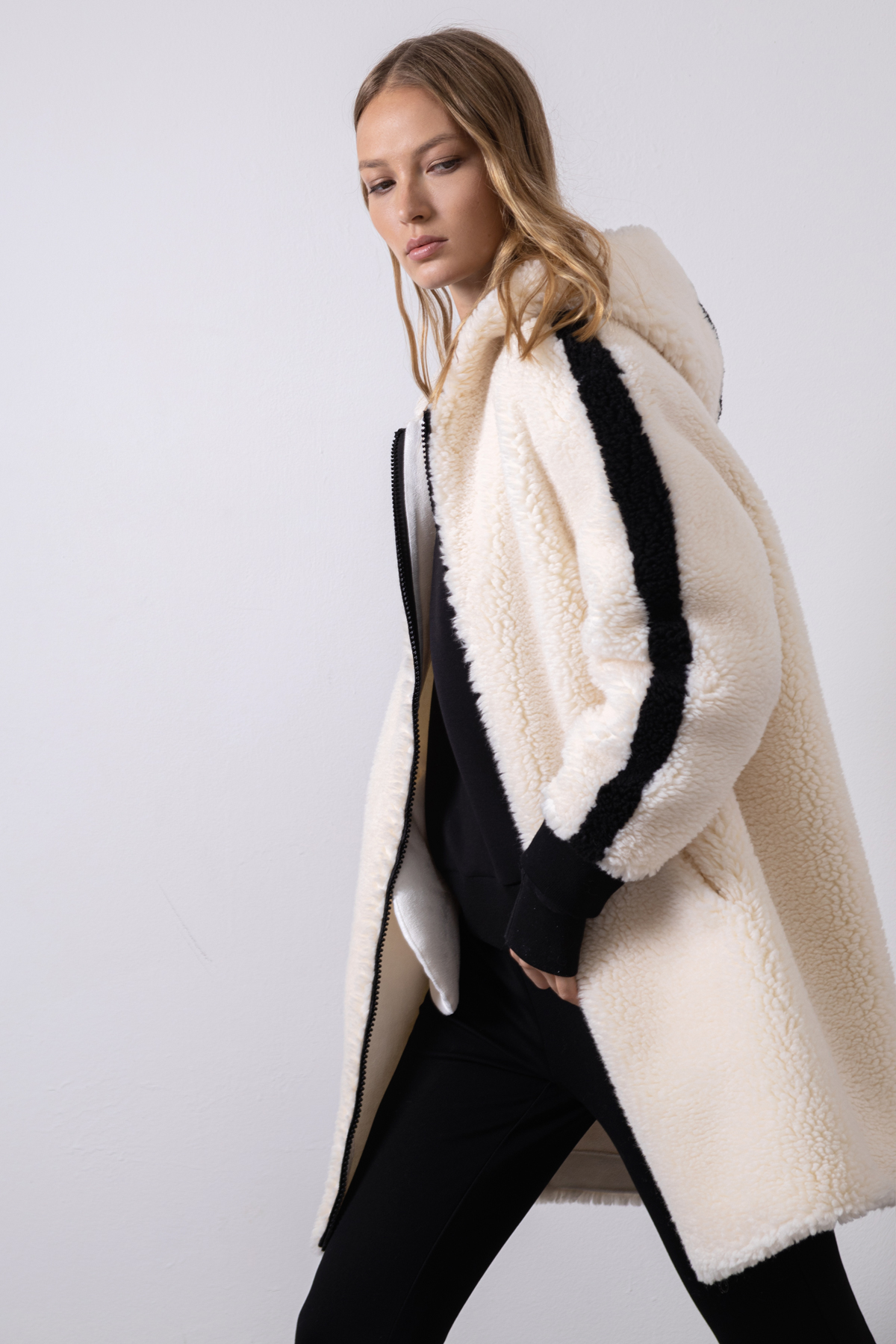 Coat VASSA CODE, пол female, цвет white