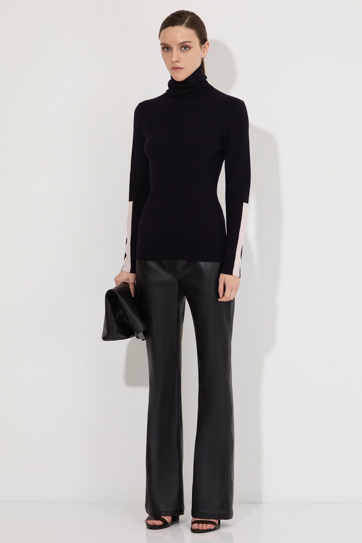 Брюки из экокожи VASSA&Co, пол женский, цвет черный