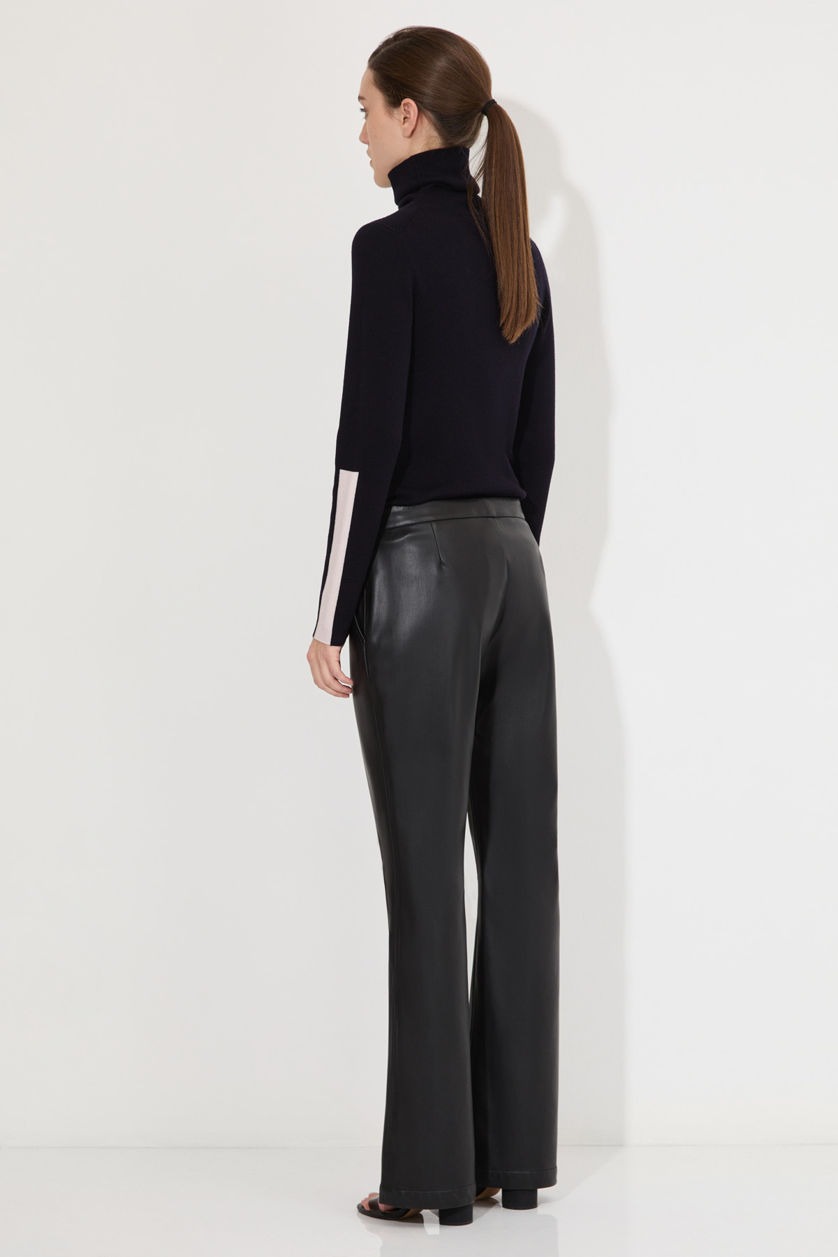 Брюки из экокожи VASSA&Co, пол женский, цвет черный