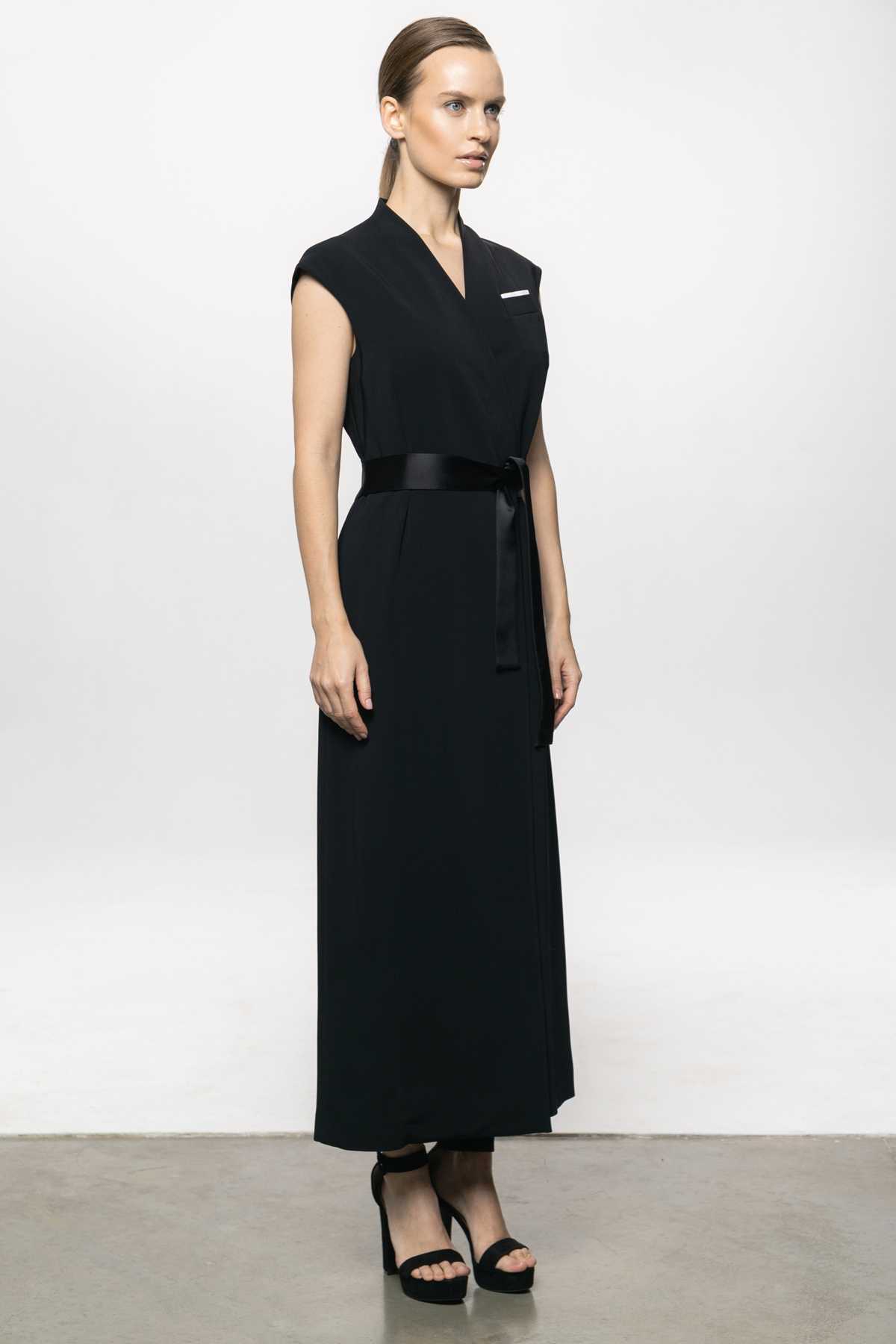 Платье на запах в стиле кимоно VASSA&Co, пол женский, цвет черный