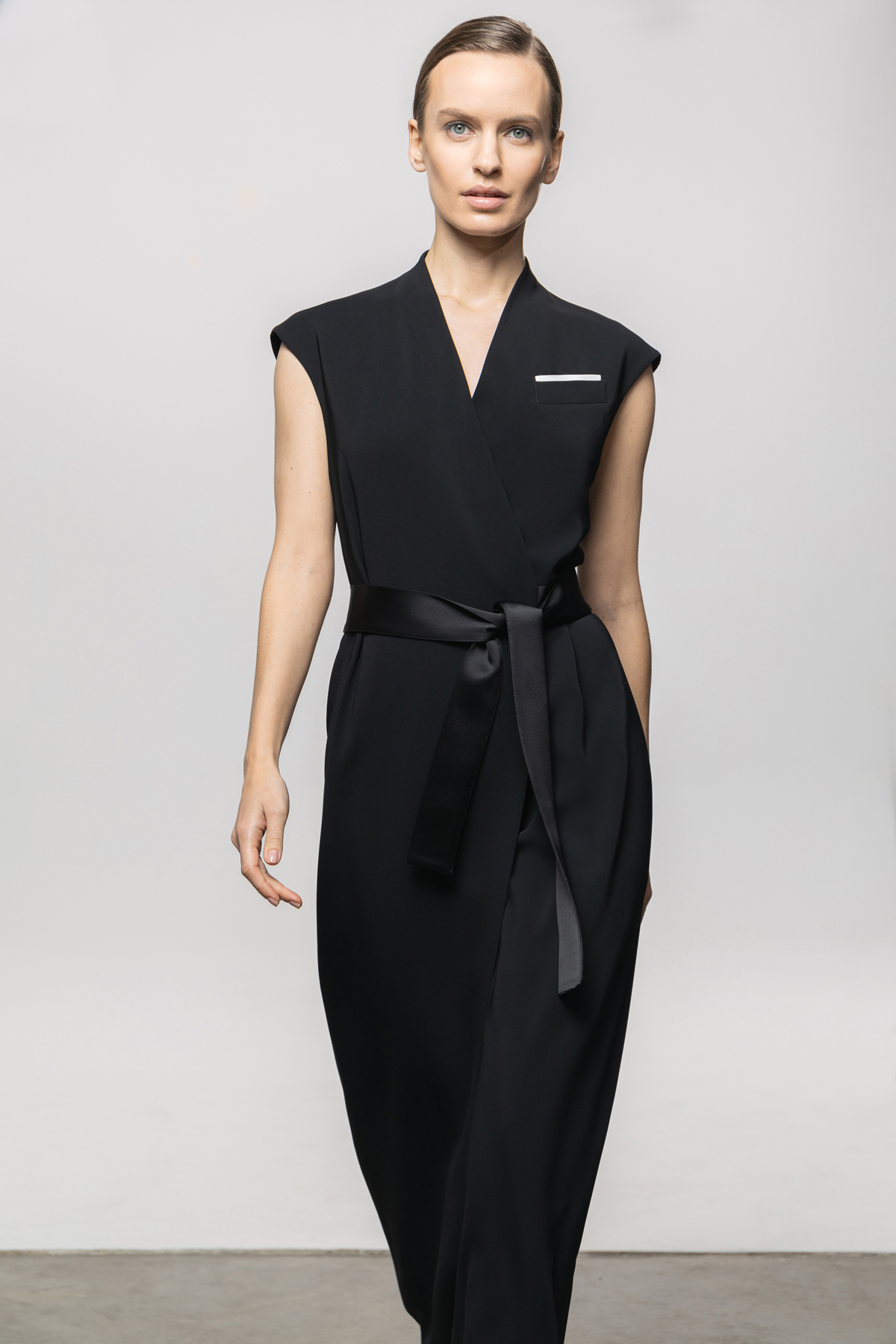 Платье на запах в стиле кимоно VASSA&Co, пол женский, цвет черный