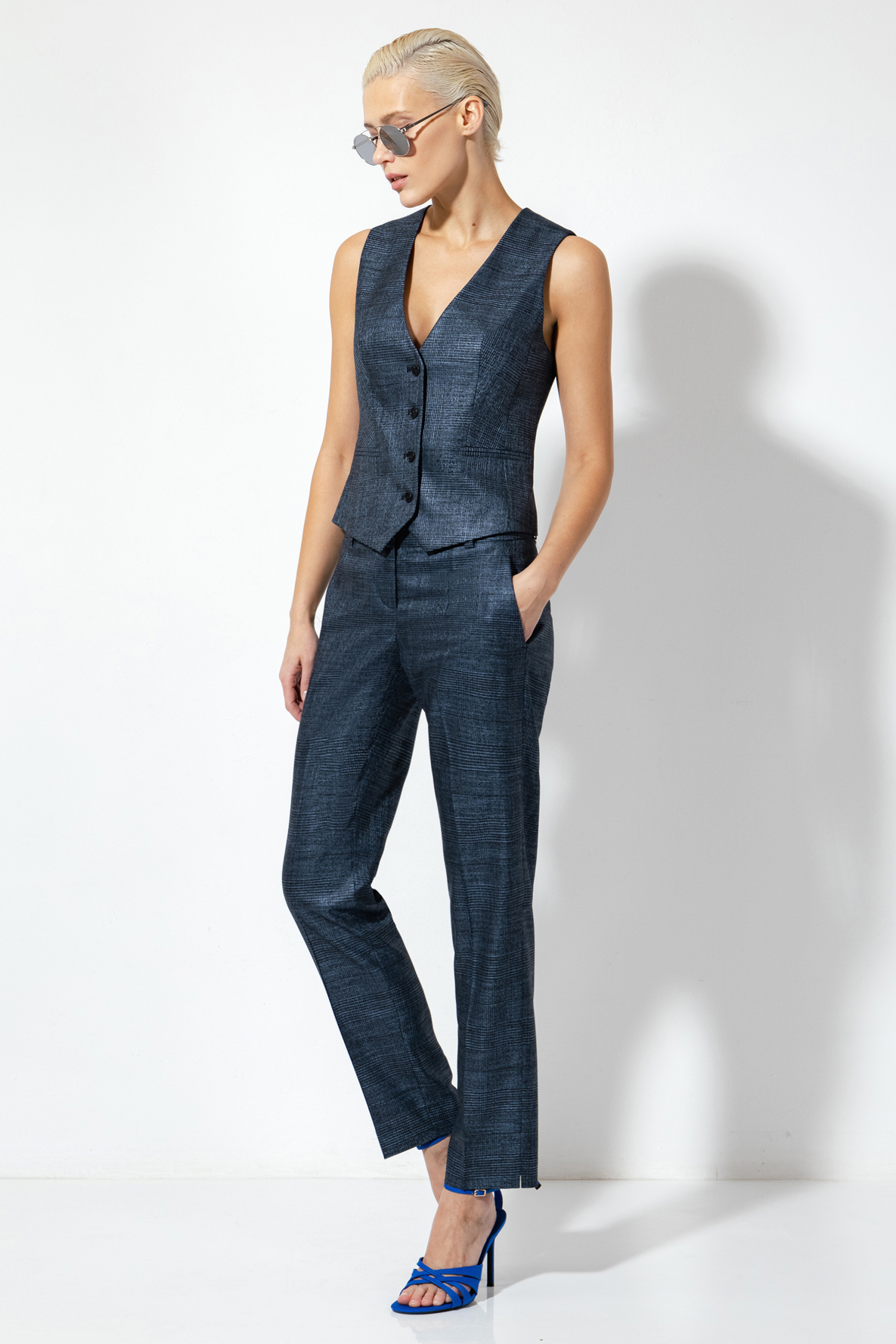 Костюмные брюки со стрелками VASSA&Co, пол female, цвет синий