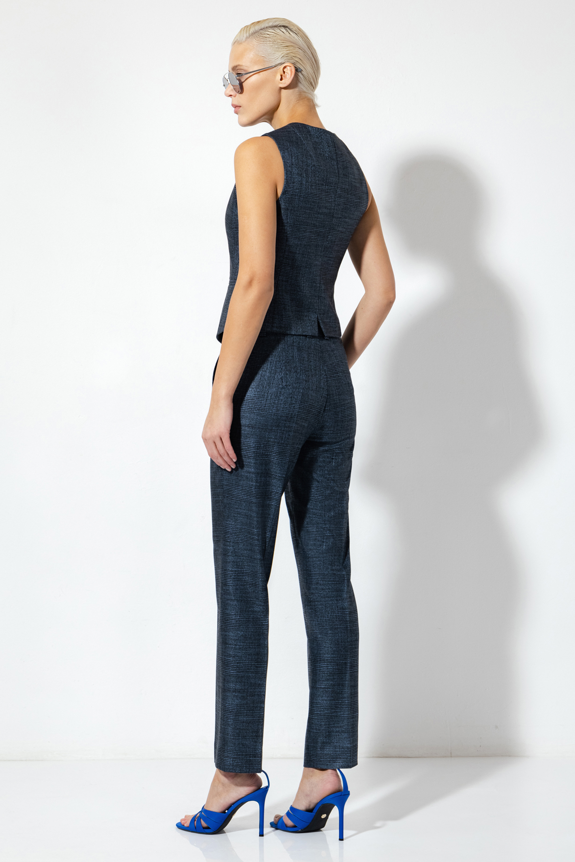 Костюмные брюки со стрелками VASSA&Co, пол female, цвет синий