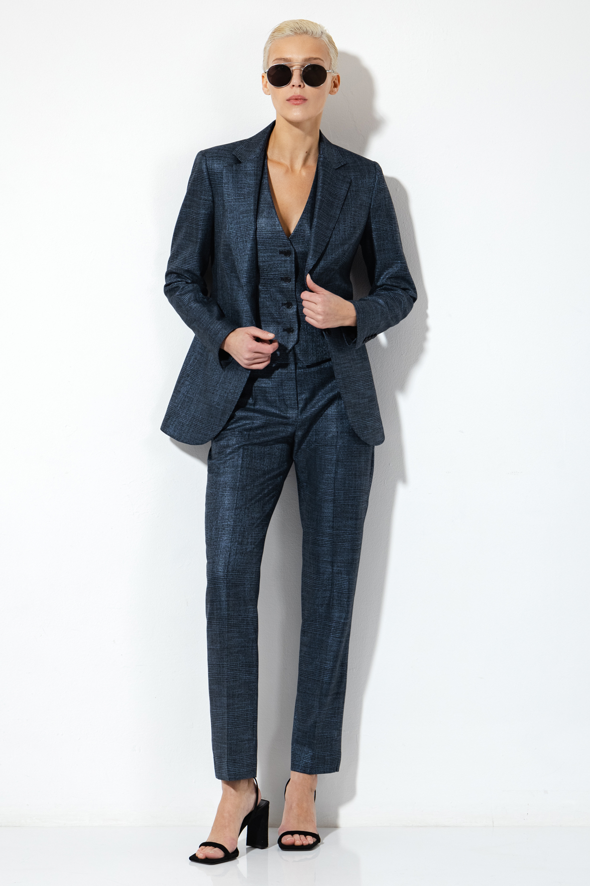 Костюмные брюки со стрелками VASSA&Co, пол female, цвет синий