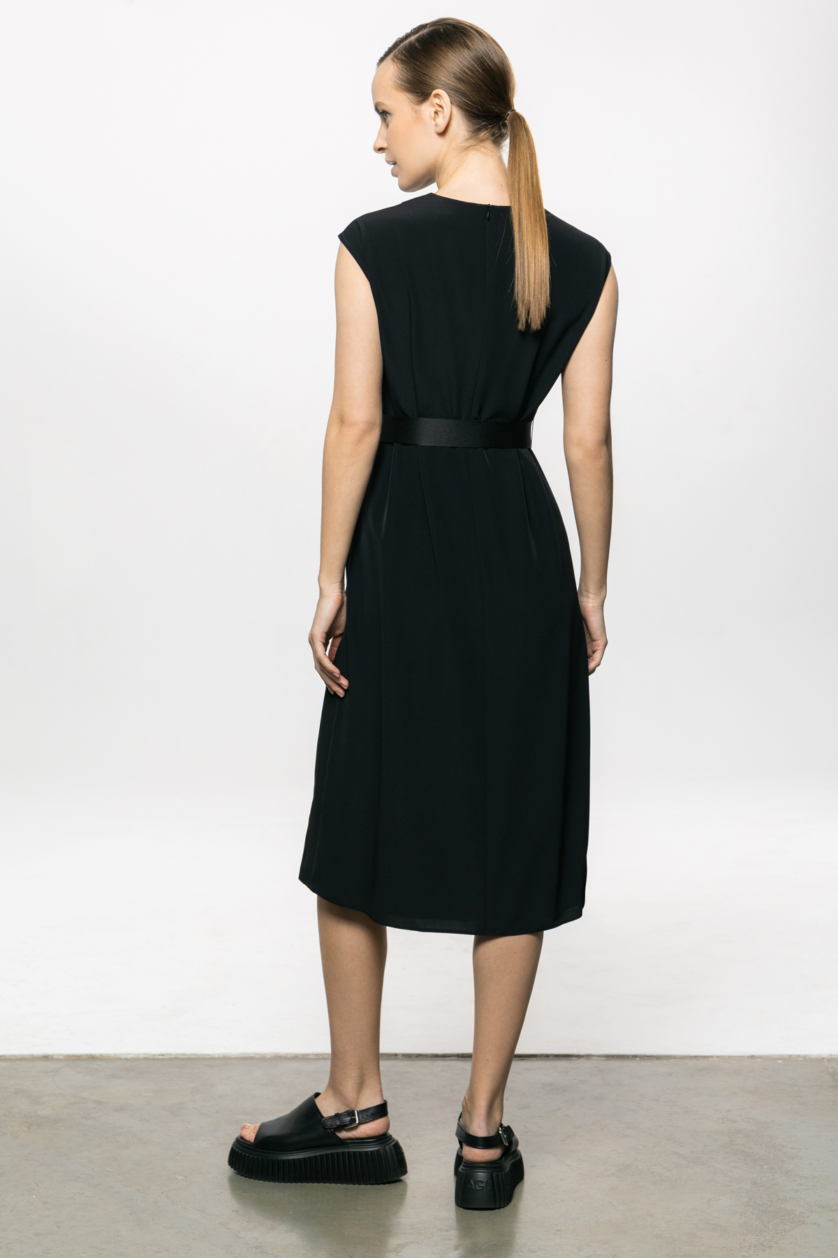 Дизайнерское платье с контрастной деталью VASSA&Co, пол женский, цвет черный