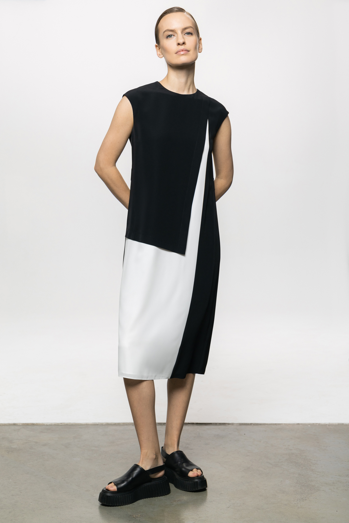 Дизайнерское платье с контрастной деталью VASSA&Co, пол женский, цвет черный