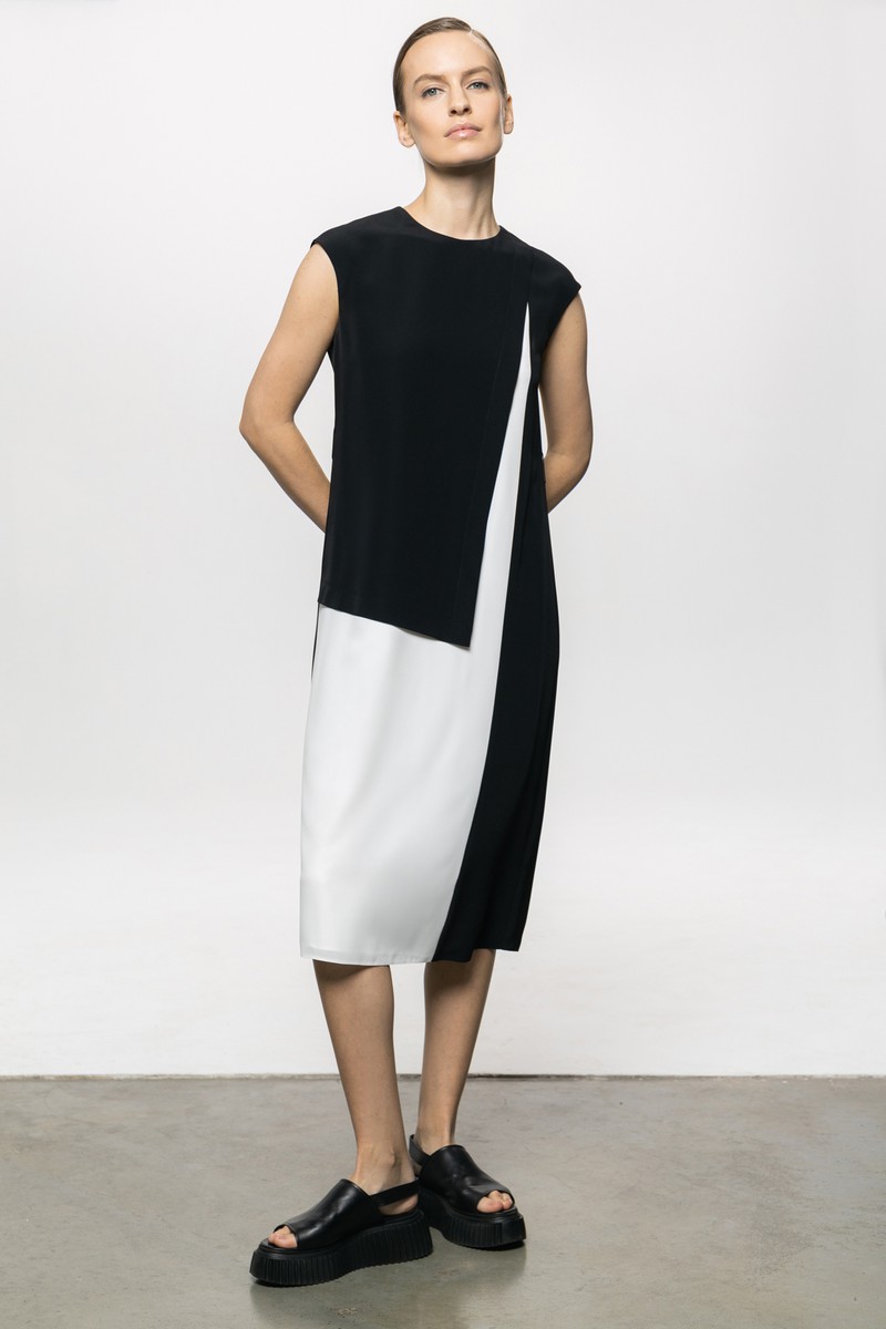 Дизайнерское платье с контрастной деталью VASSA&Co, пол женский, цвет черный, фото №4