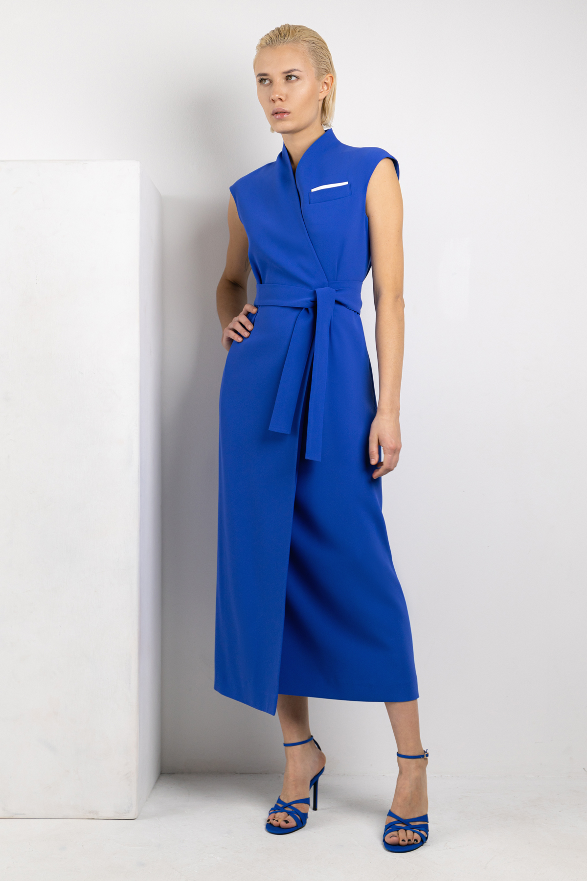 Платье на запах в длине миди VASSA&Co, пол female, цвет синий