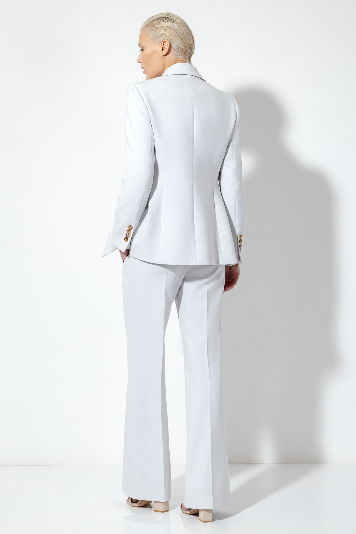 Приталенный жакет в белом цвете VASSA&Co, пол женский, цвет белый