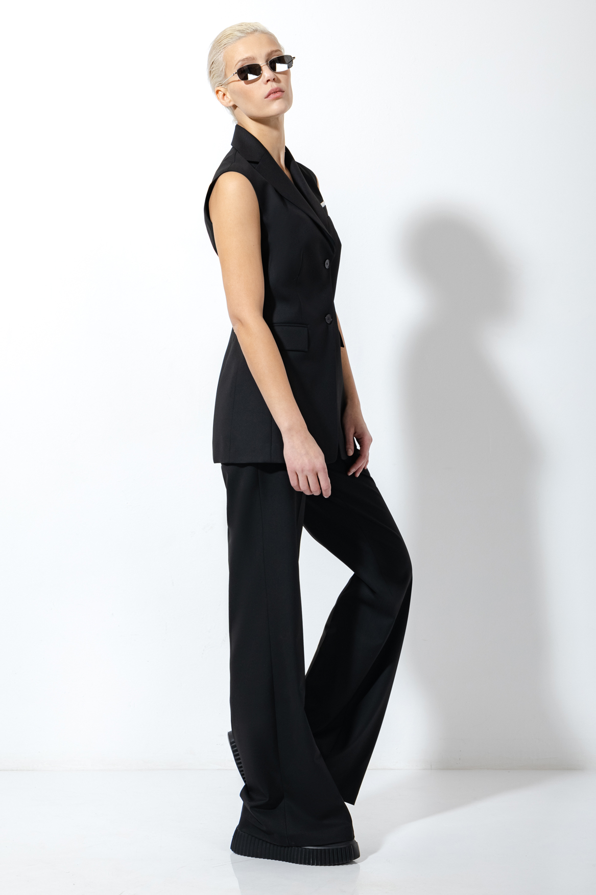 Жилет с V-образным вырезом VASSA&Co, пол женский, цвет черный