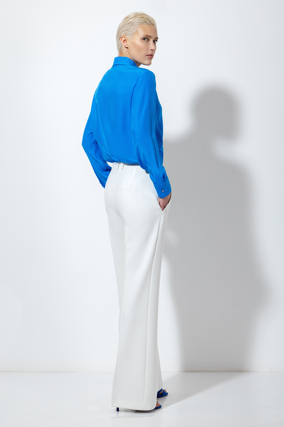 Блузка из шелка VASSA&Co, пол женский, цвет голубой