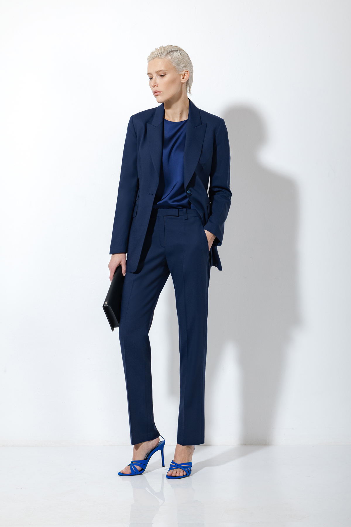 Прямые брюки VASSA&Co, пол женский, цвет синий