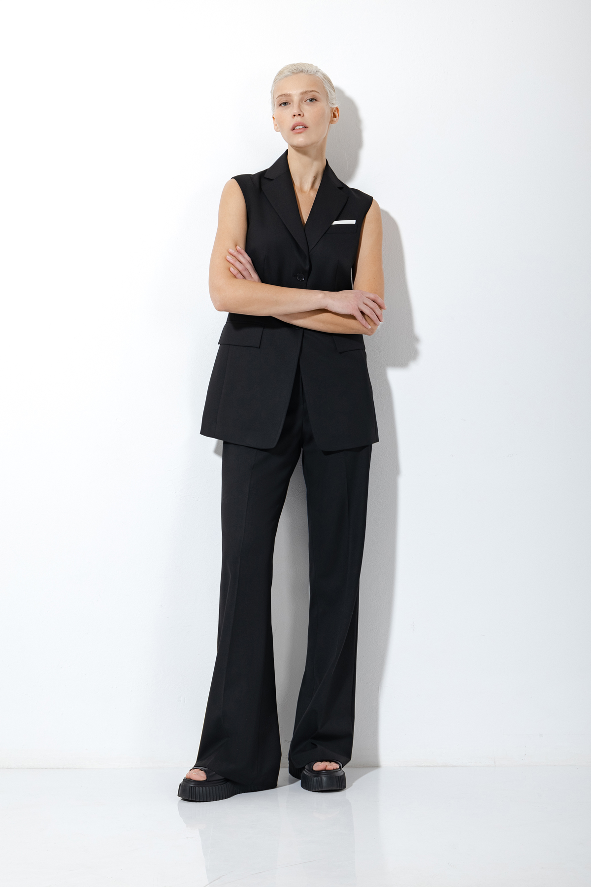 Жилет с V-образным вырезом VASSA&Co, пол женский, цвет черный