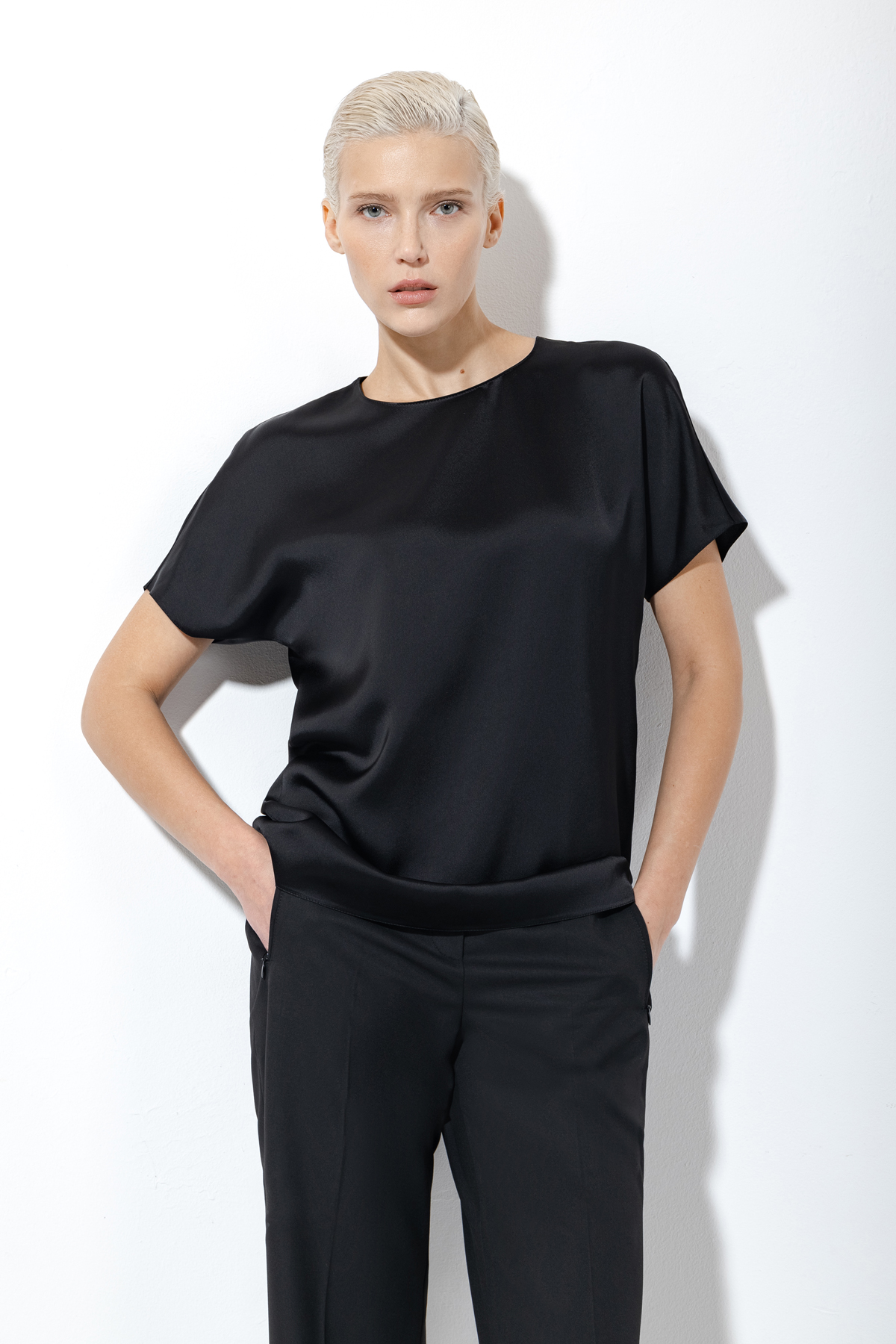 Базовая блузка VASSA&Co, пол женский, цвет черный