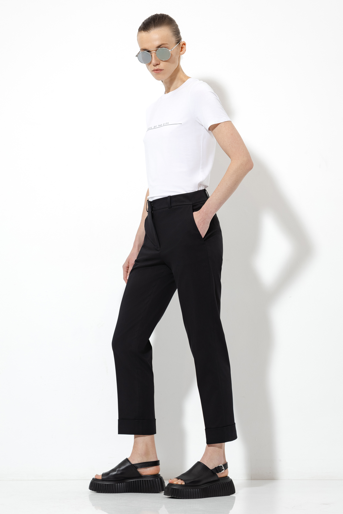 Укороченные брюки VASSA&Co, пол женский, цвет черный