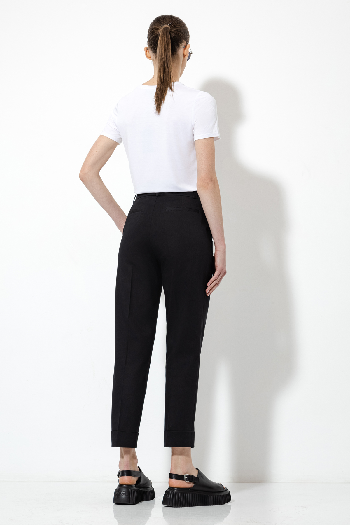 Укороченные брюки VASSA&Co, пол женский, цвет черный