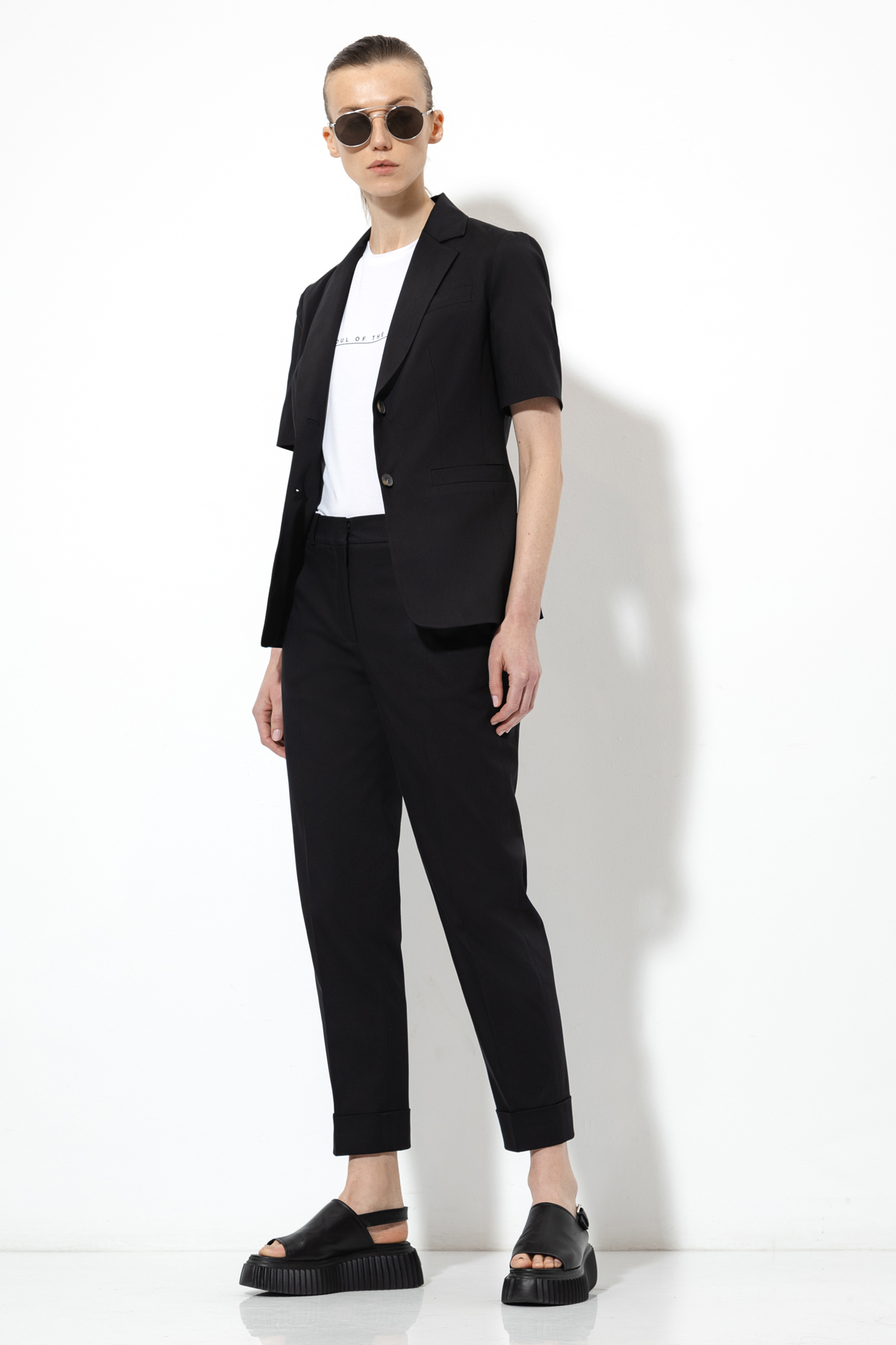 Укороченные брюки VASSA&Co, пол женский, цвет черный