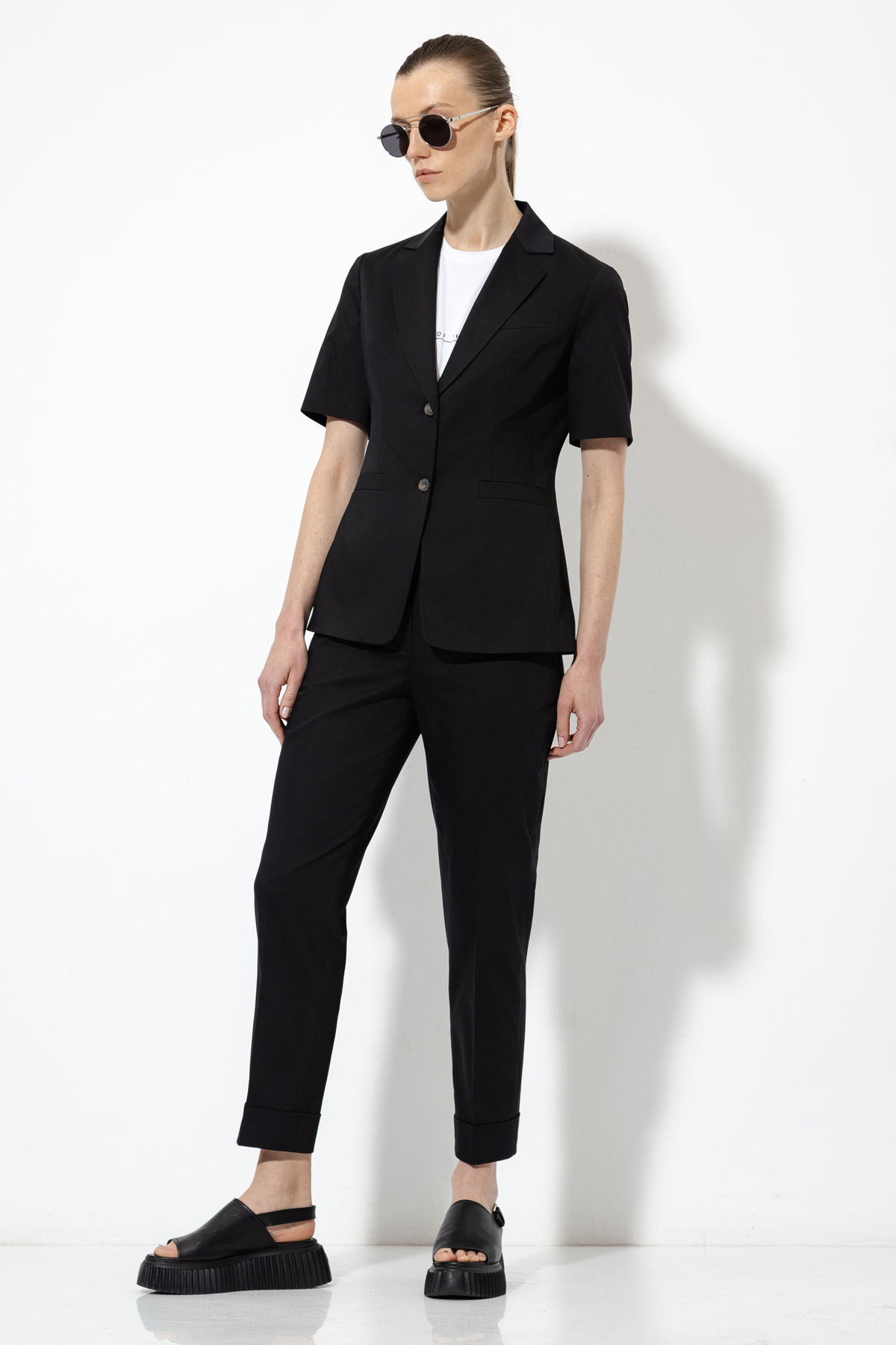 Укороченные брюки VASSA&Co, пол женский, цвет черный