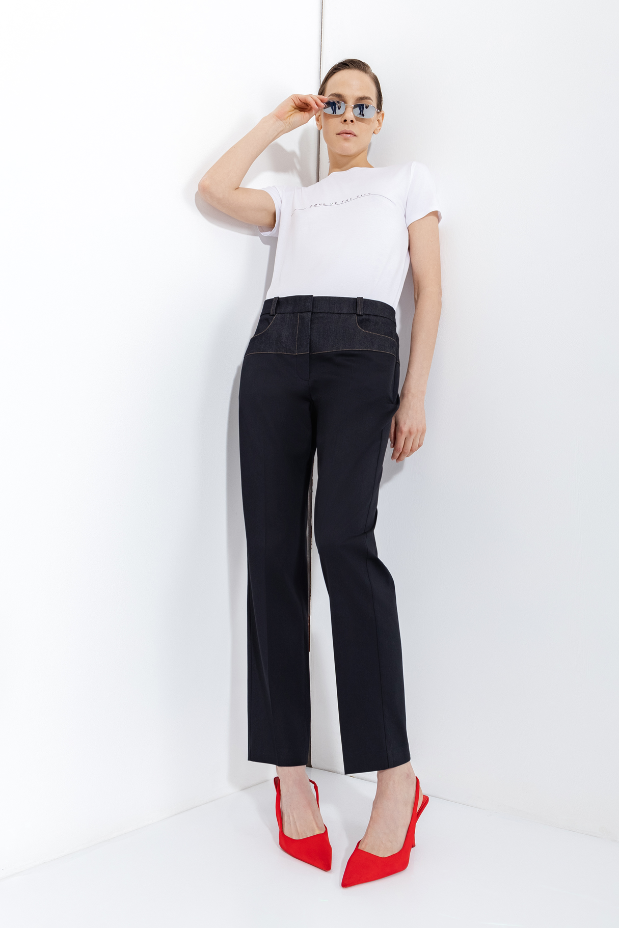 Брюки с кокеткой из денима VASSA&Co, пол Женский, цвет Черный