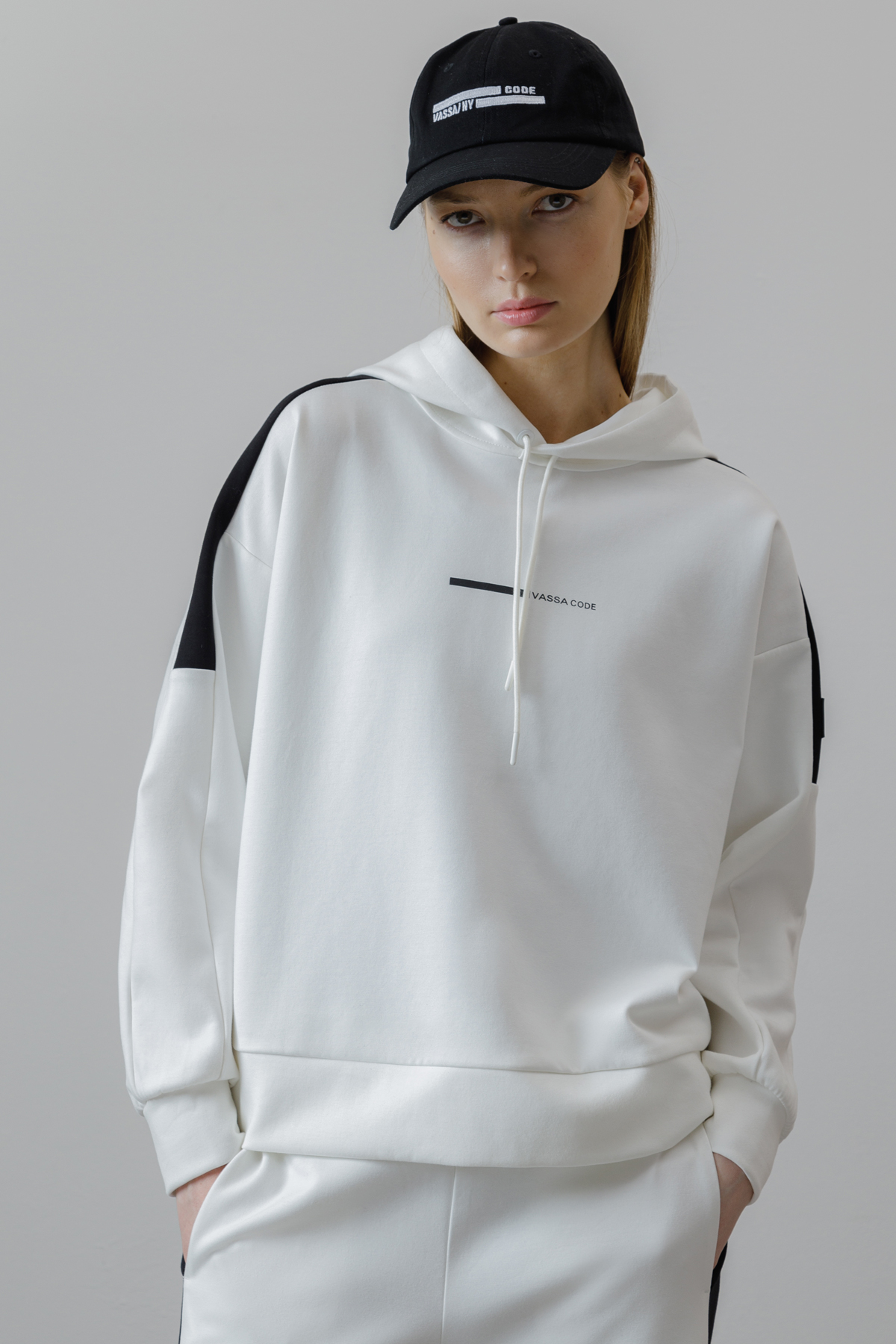 Худи с контрастными вставками , пол женский, цвет белый