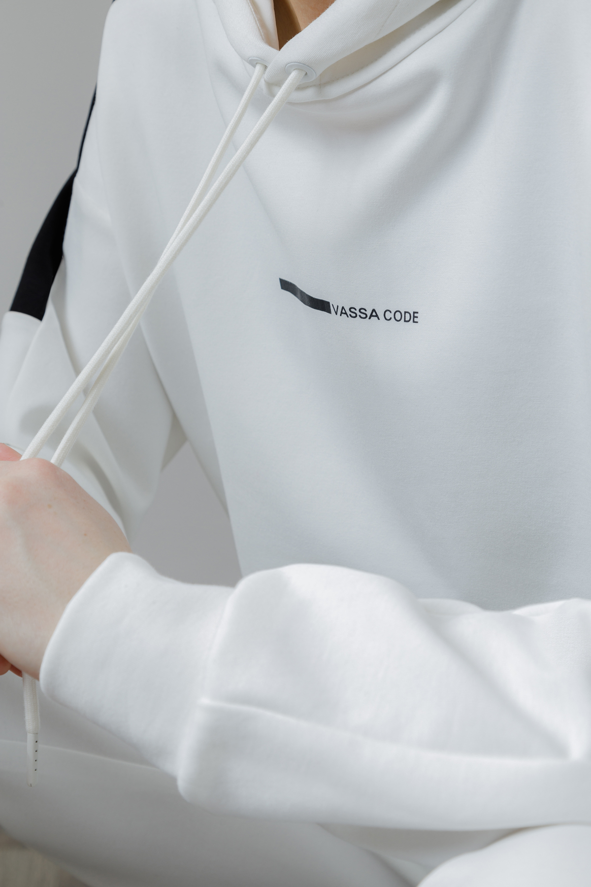 Худи с контрастными вставками , пол женский, цвет белый