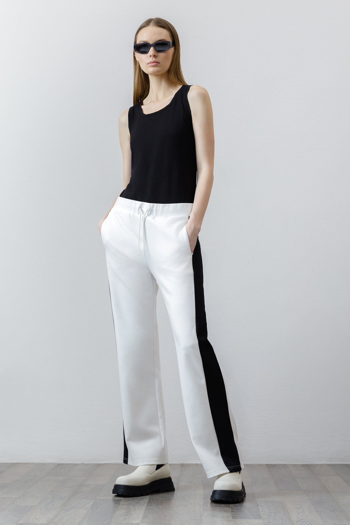 Брюки с контрастными вставками , пол женский, цвет белый