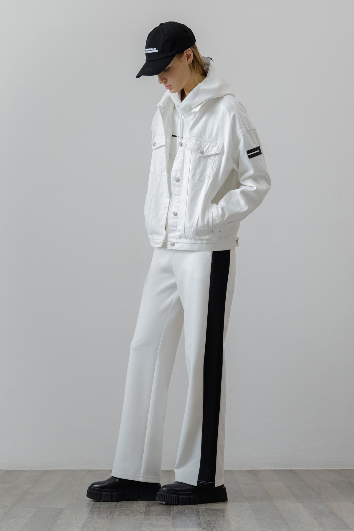 Брюки с контрастными вставками , пол женский, цвет белый