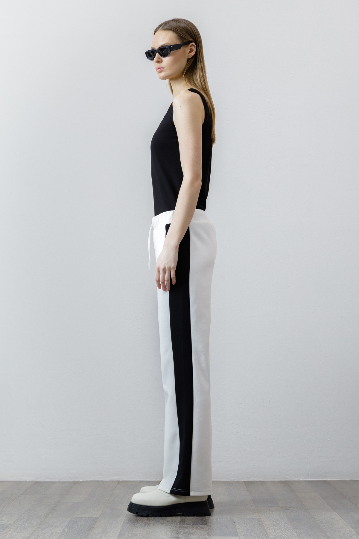 Брюки с контрастными вставками , пол женский, цвет белый