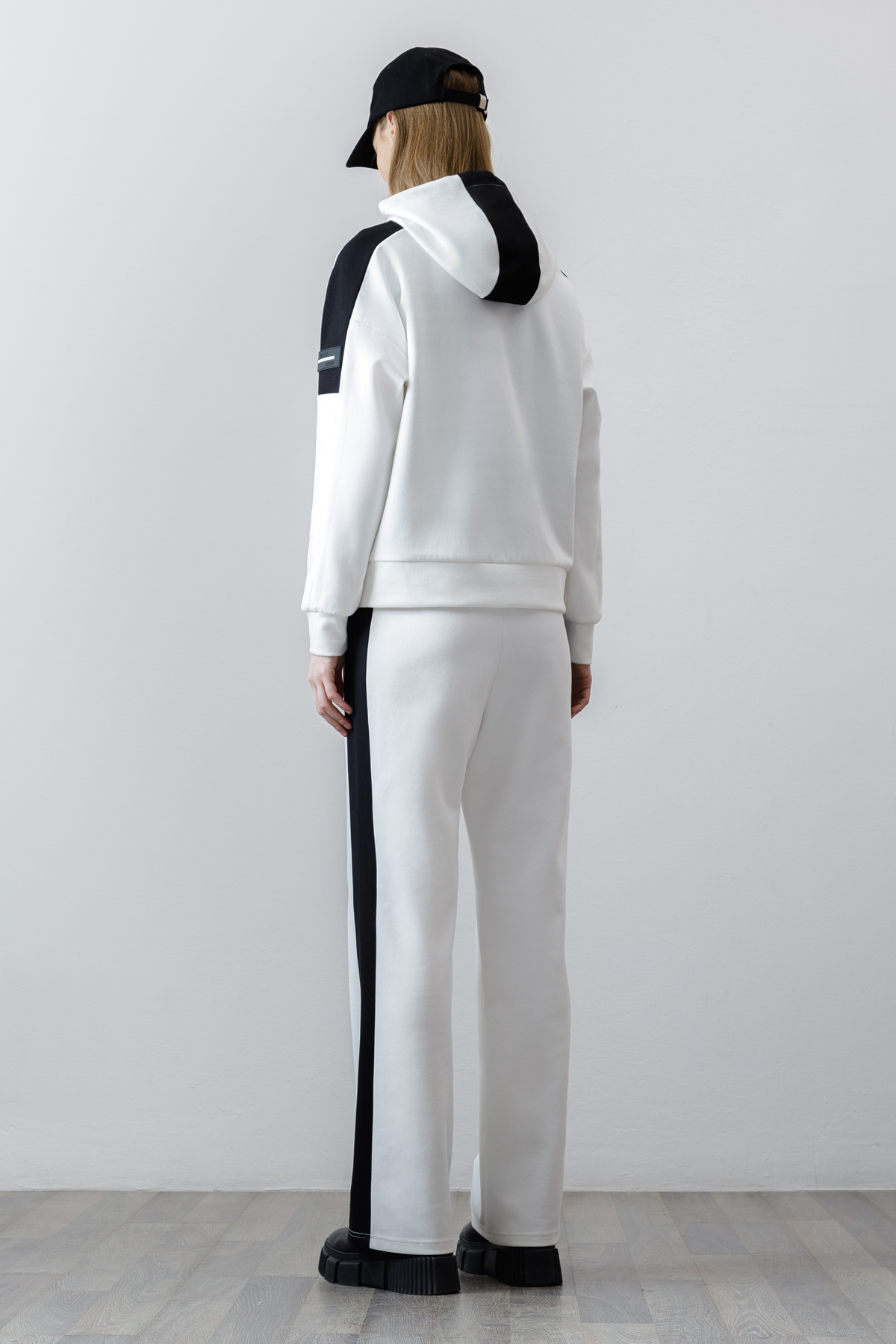 Брюки с контрастными вставками , пол женский, цвет белый