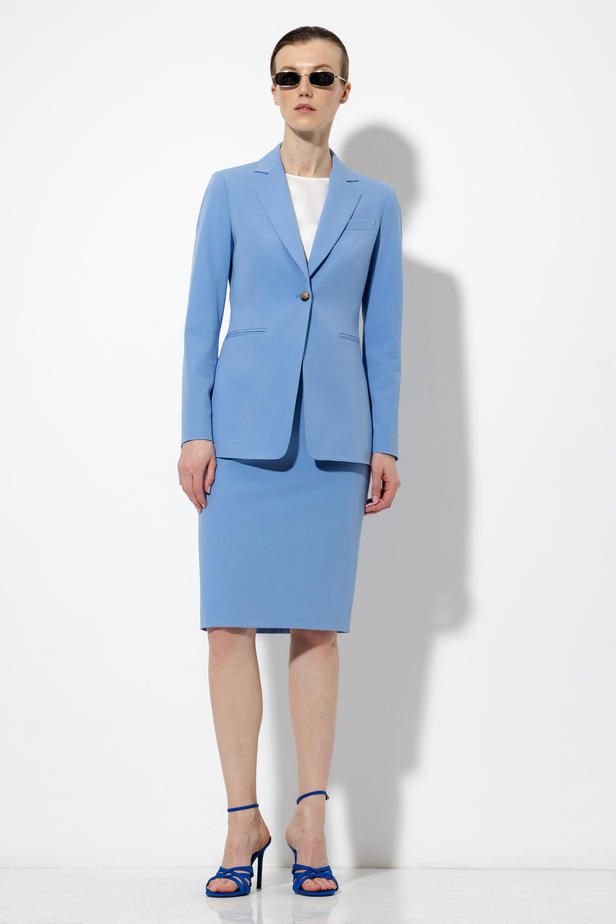 Приталенный жакет VASSA&Co, пол женский, цвет синий