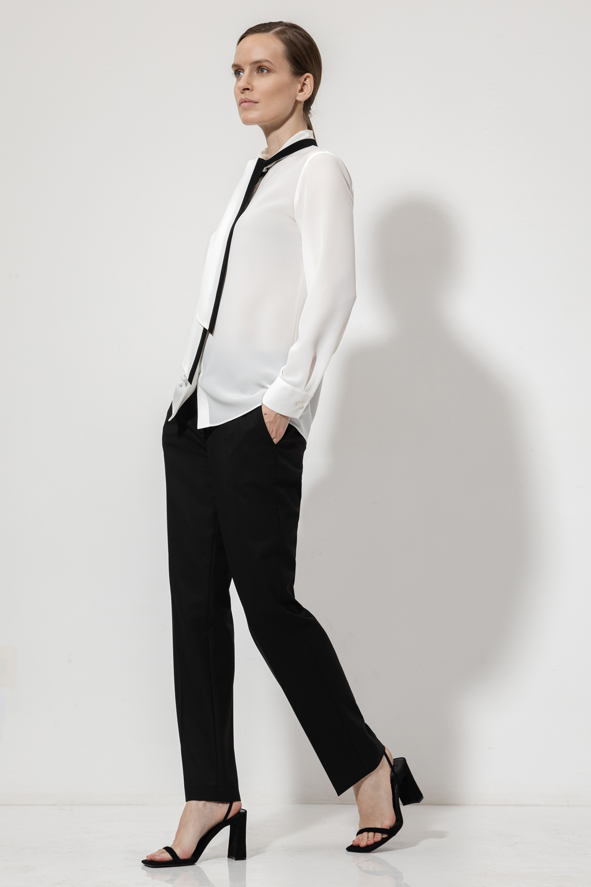 Блузка с воротником-шарфом VASSA&Co, пол женский, цвет белый