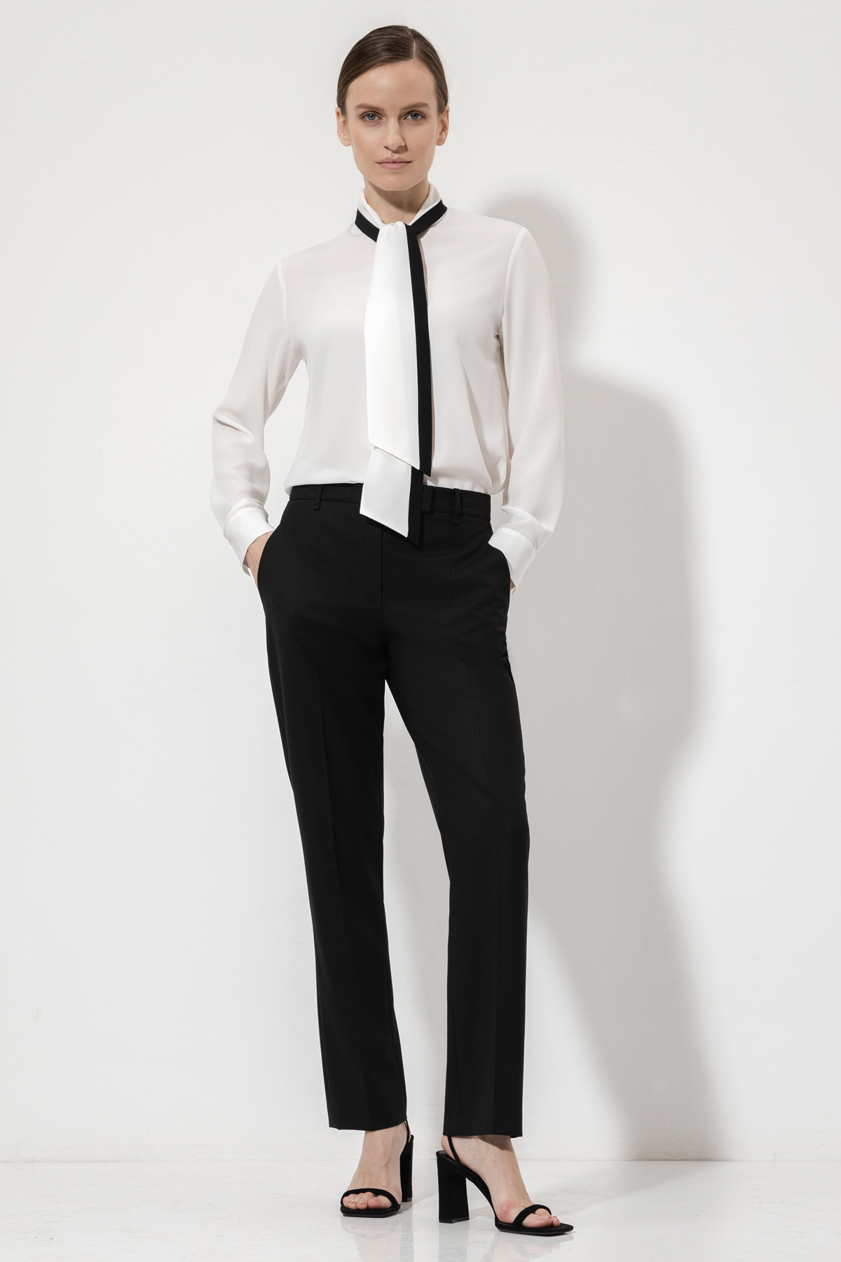 Блузка с воротником-шарфом VASSA&Co, пол женский, цвет белый