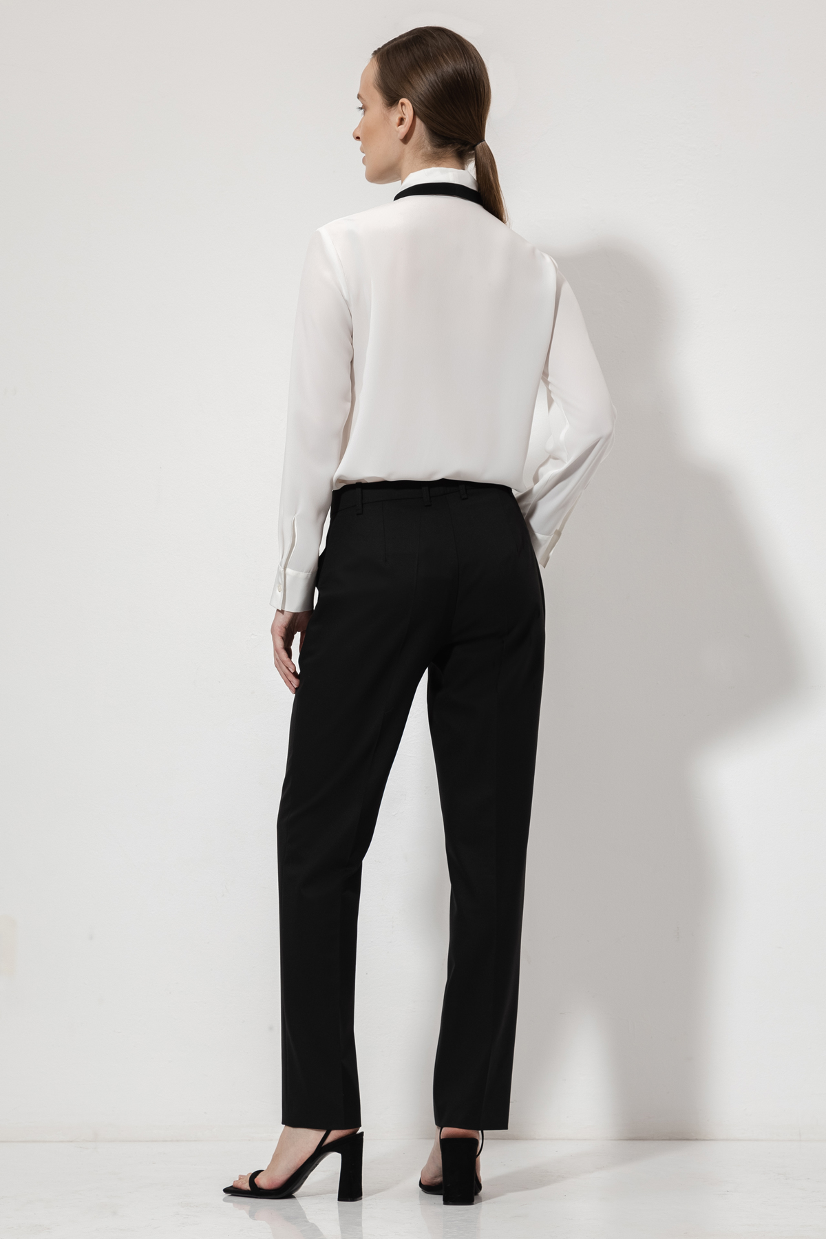 Блузка с воротником-шарфом VASSA&Co, пол женский, цвет белый