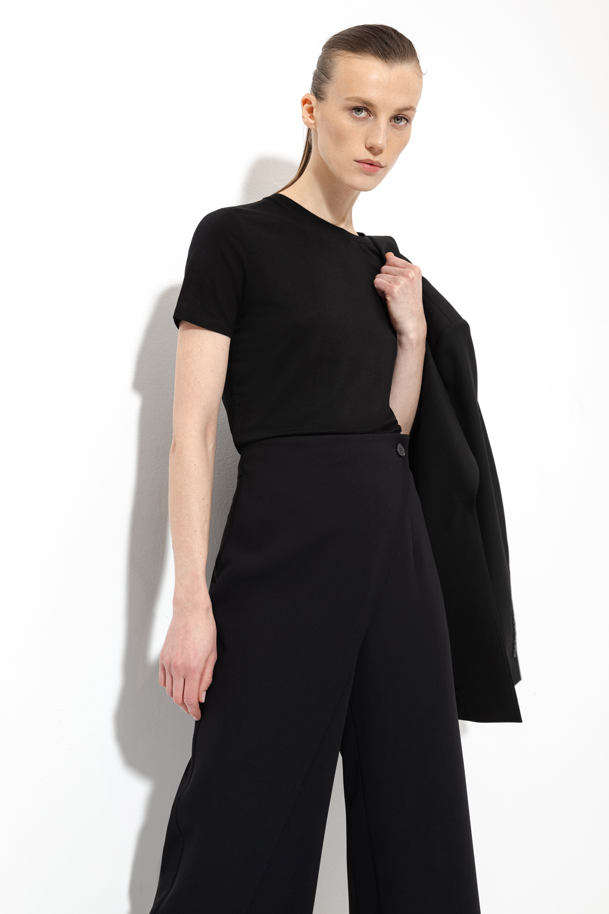 Брюки с имитацией запаха VASSA&Co, пол женский, цвет черный