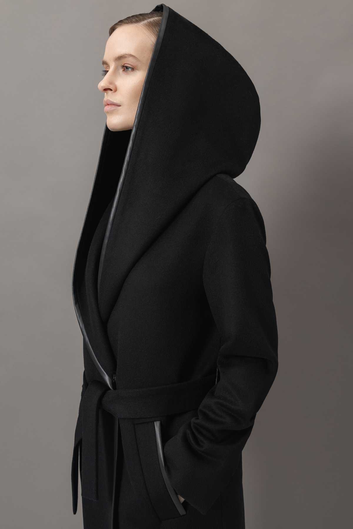 Пальто с капюшоном VASSA&Co, пол женский, цвет черный