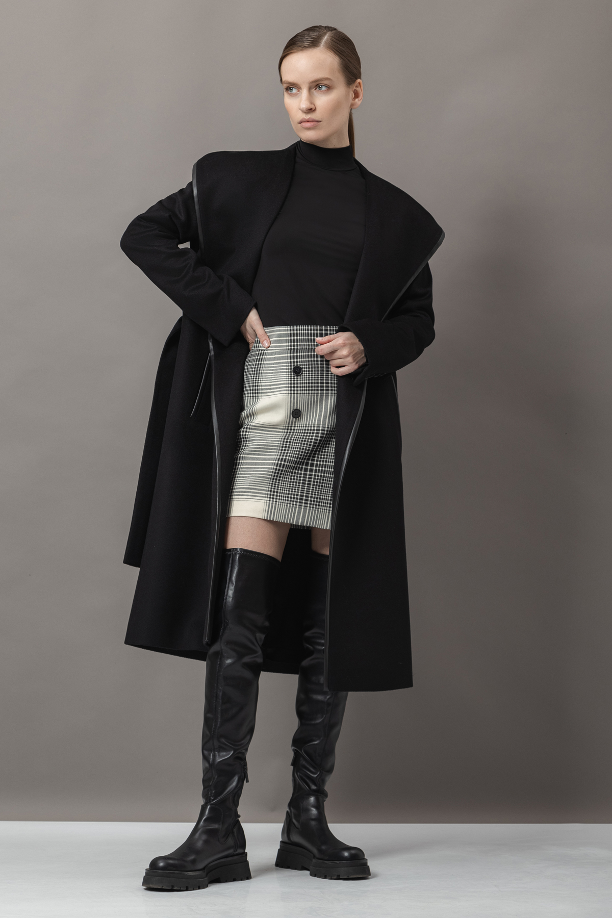 Пальто с капюшоном VASSA&Co, пол женский, цвет черный