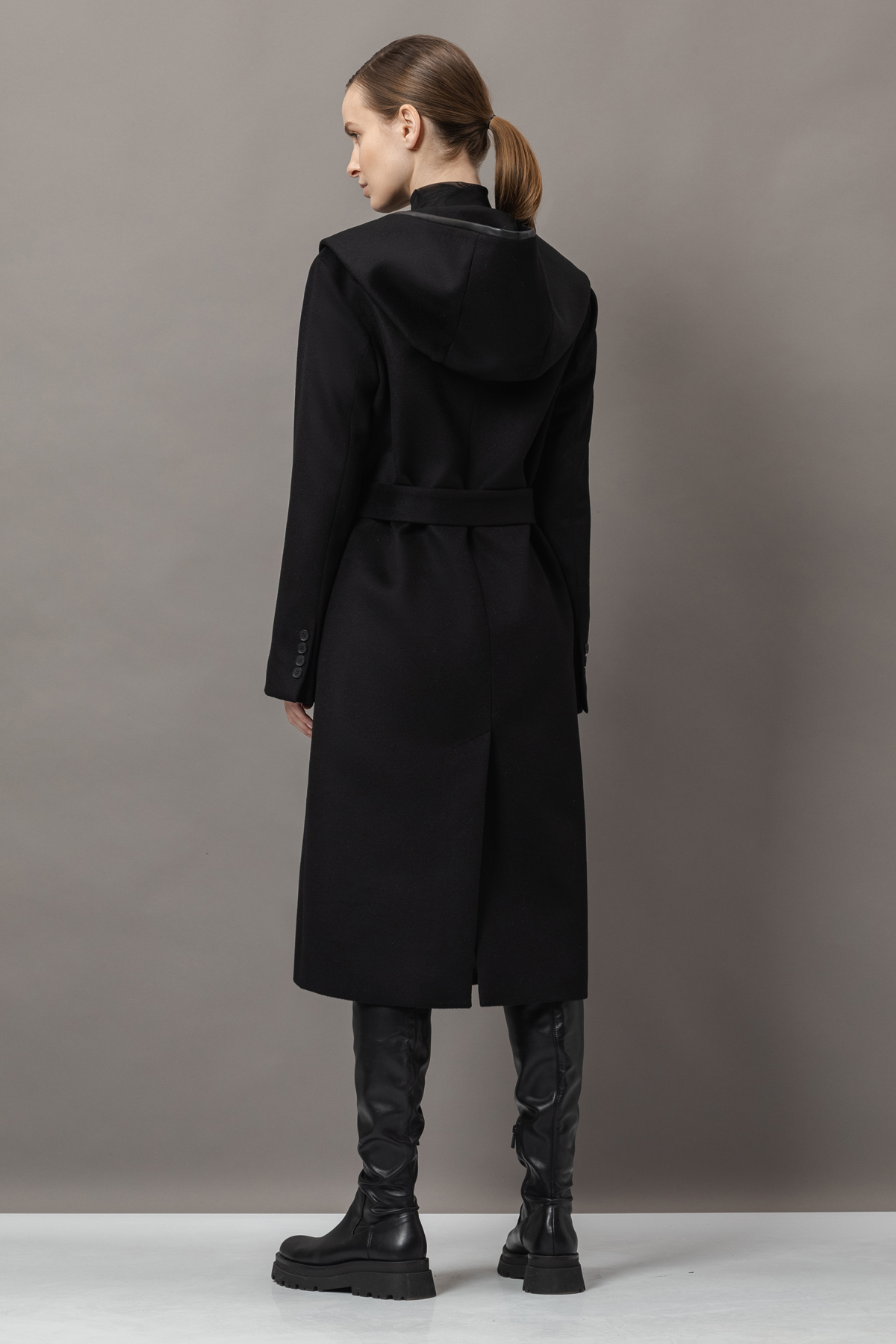 Пальто с капюшоном VASSA&Co, пол женский, цвет черный