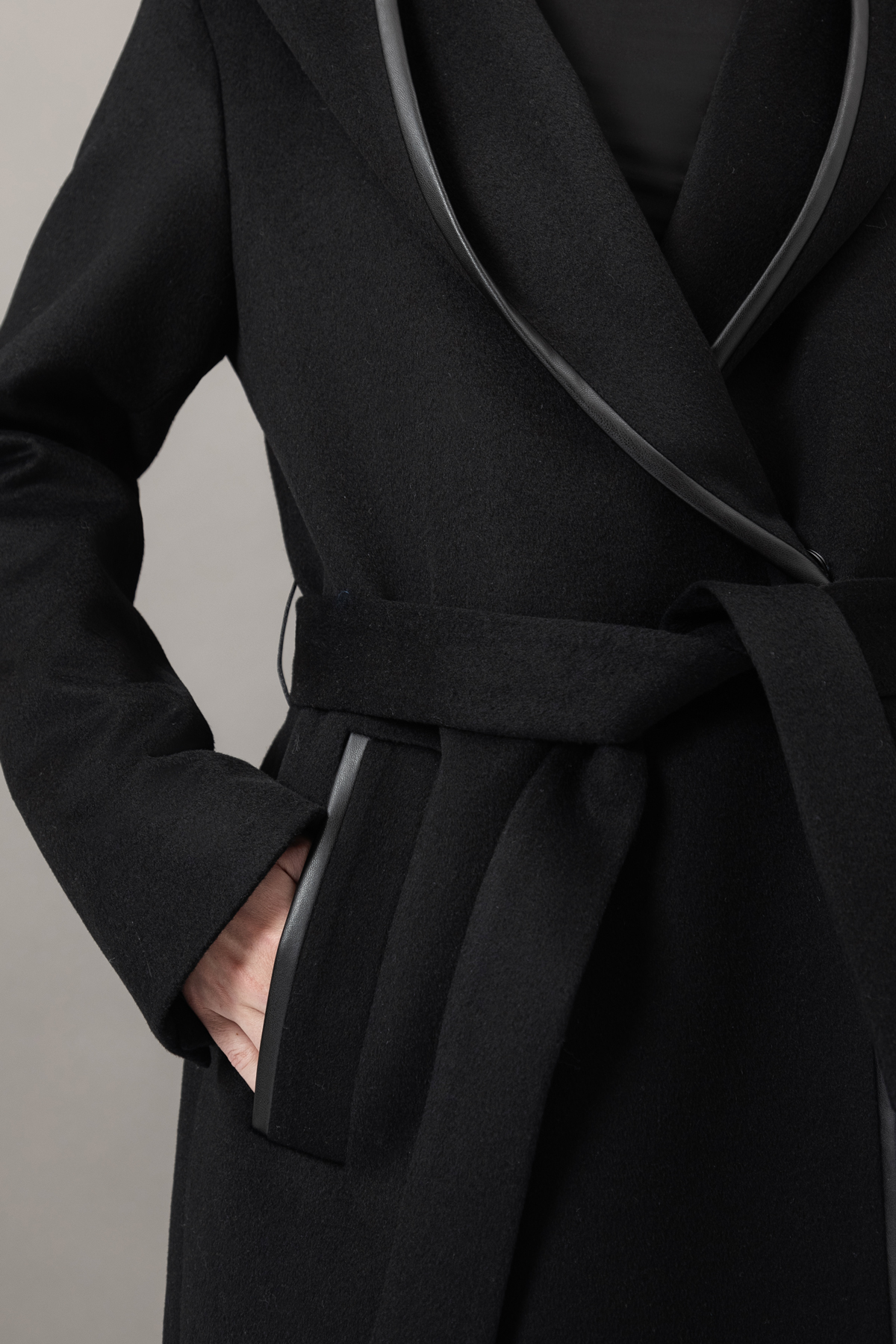 Пальто с капюшоном VASSA&Co, пол женский, цвет черный