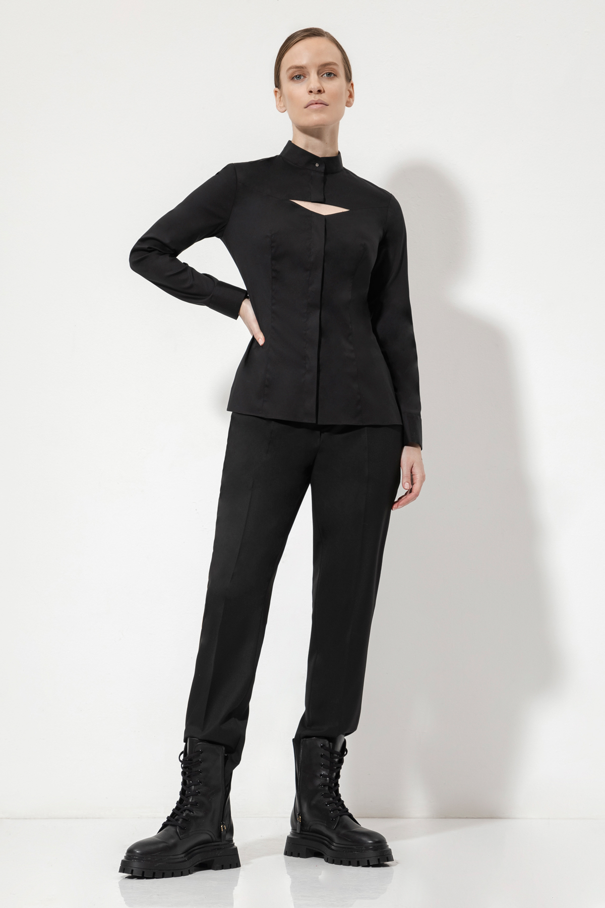 Блузка с фигурным вырезом VASSA&Co, пол female, цвет black