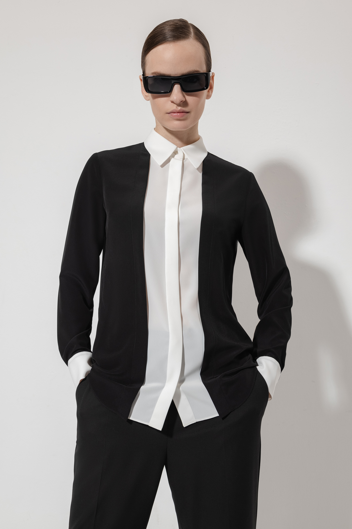 Блузка с контрастной отделкой VASSA&Co, пол женский, цвет черный