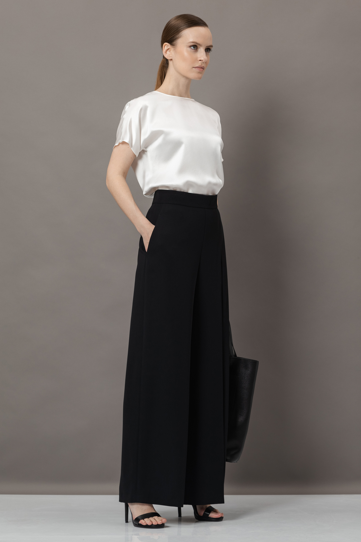 Дизайнерские брюки VASSA&Co, пол female, цвет black