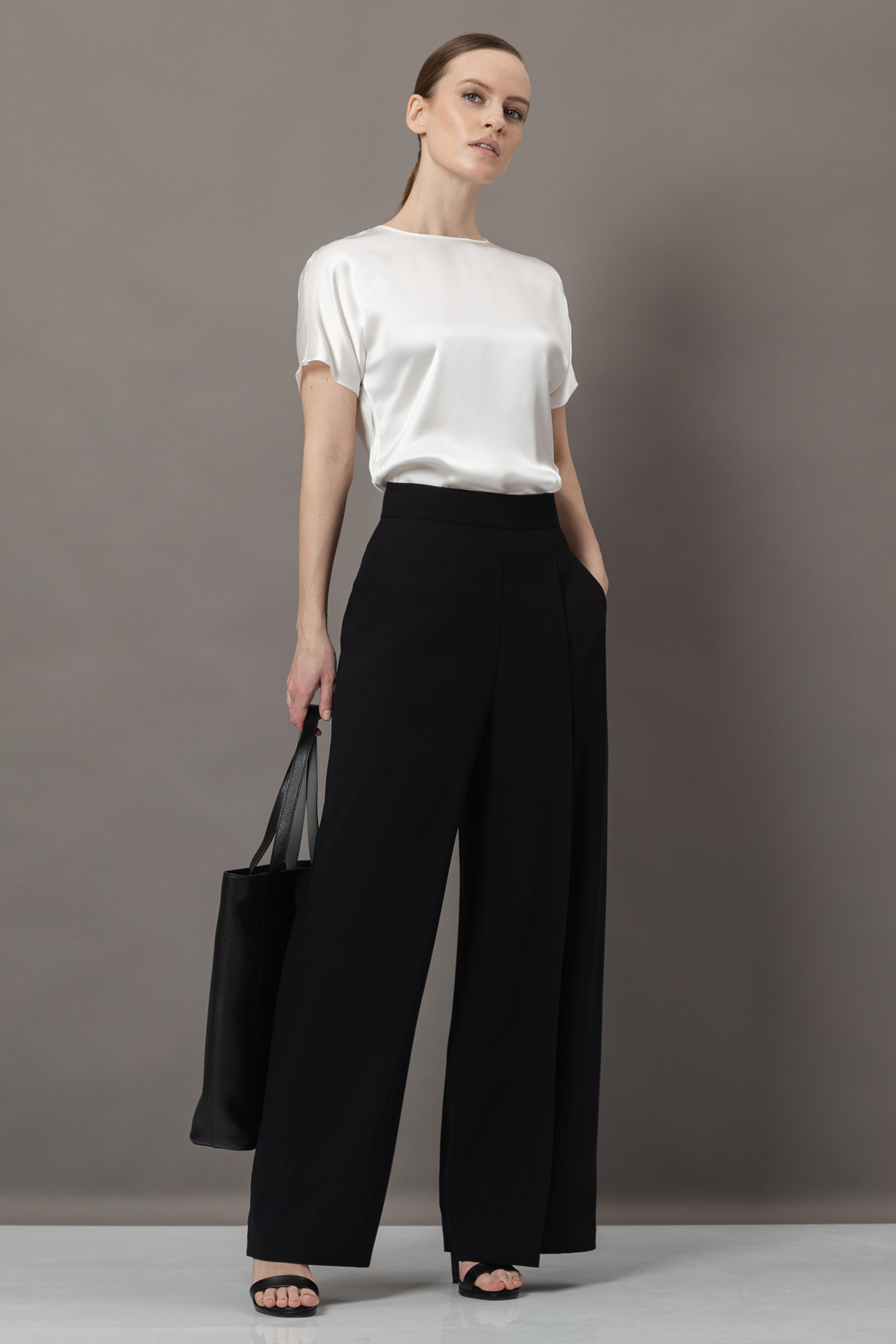 Дизайнерские брюки VASSA&Co, пол female, цвет black